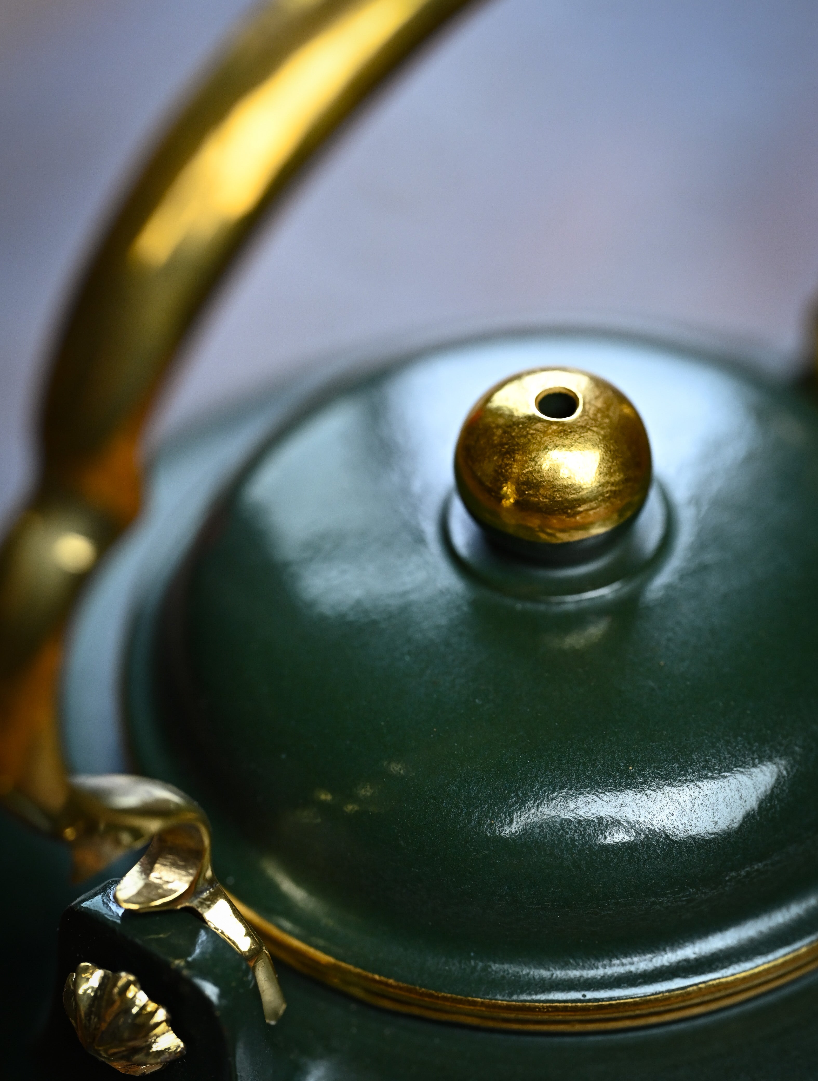 YANYOO handmade Yixing teapot featuring Shuimo polish technique and delicate lifting handle, lvni, lifestyle detail top.