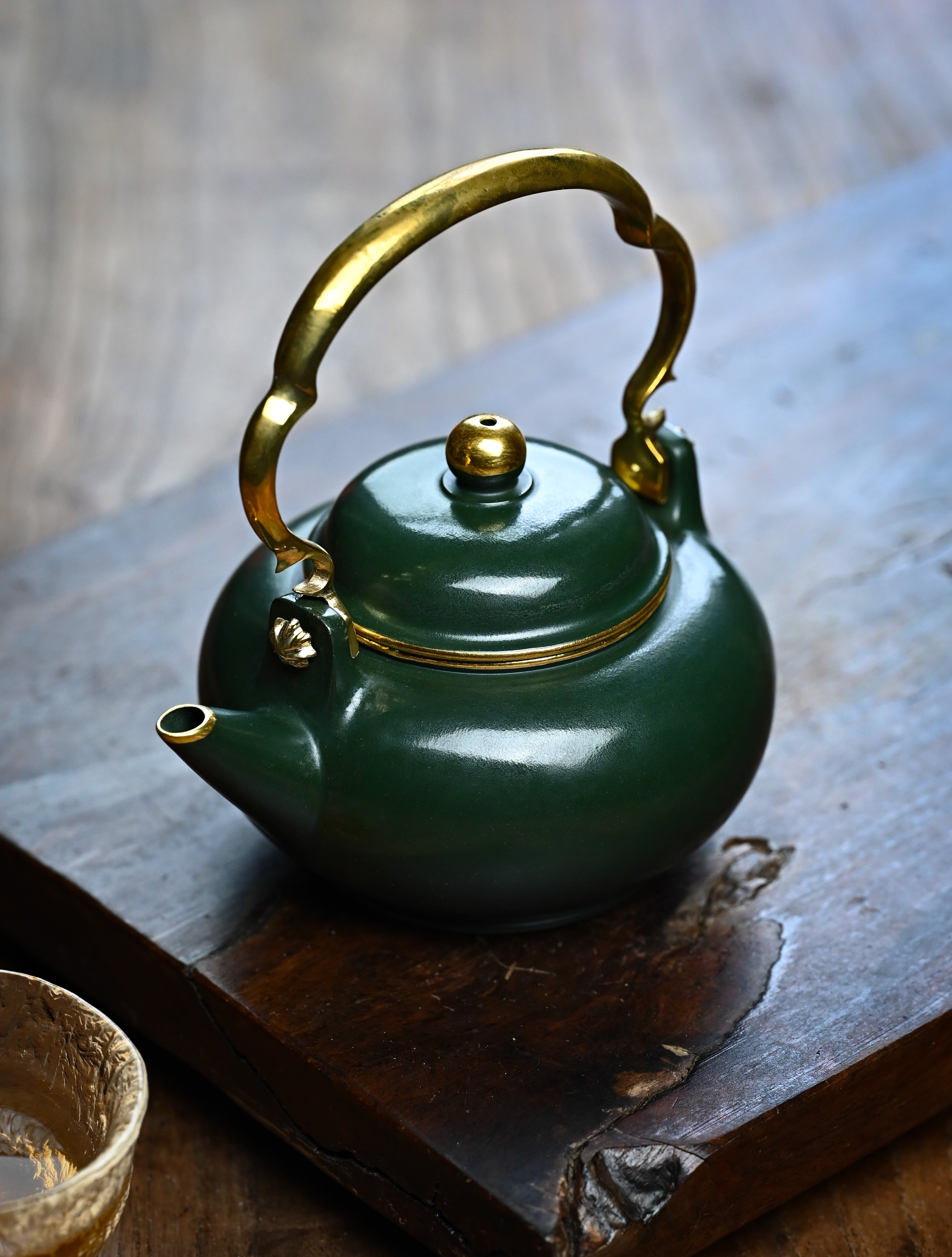 YANYOO handmade Yixing teapot featuring Shuimo polish technique and delicate lifting handle, lvni, lifestyle left side.