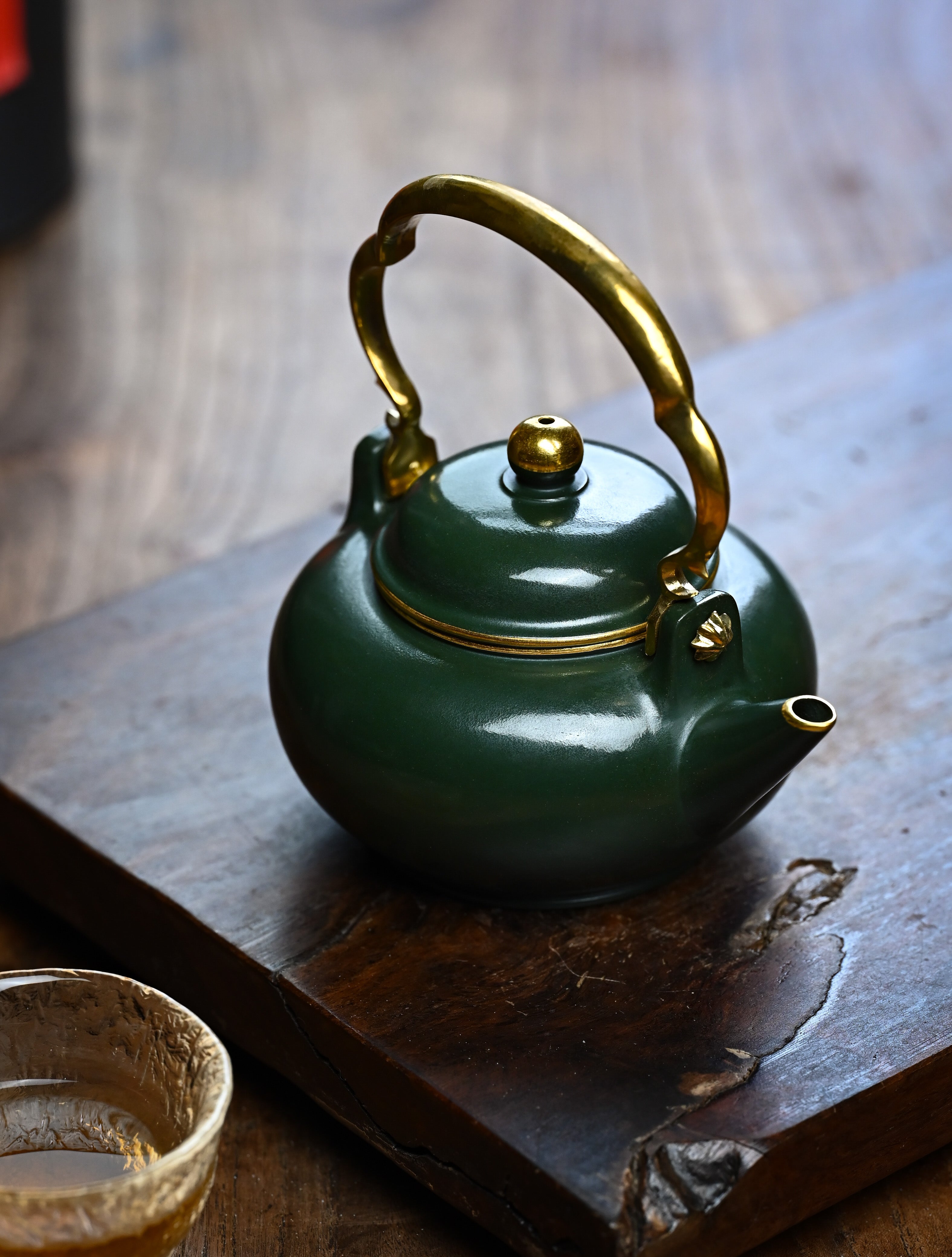 YANYOO handmade Yixing teapot featuring Shuimo polish technique and delicate lifting handle, lvni, lifestyle right side.