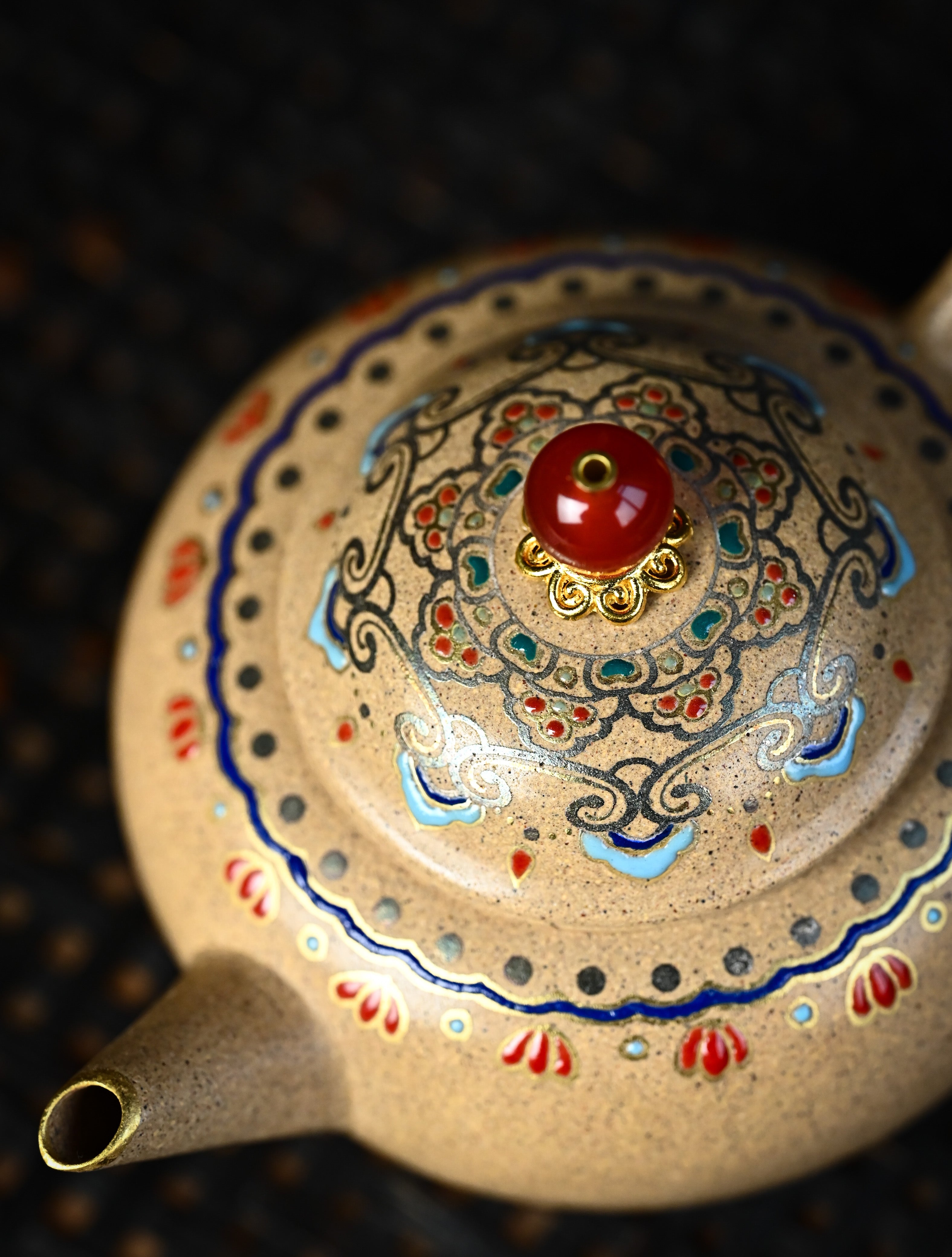 YANYOO handmade Yixing teapot featuring Duanni clay, Shuimo polish technique and delicate Falangcai, lifestyle detail.