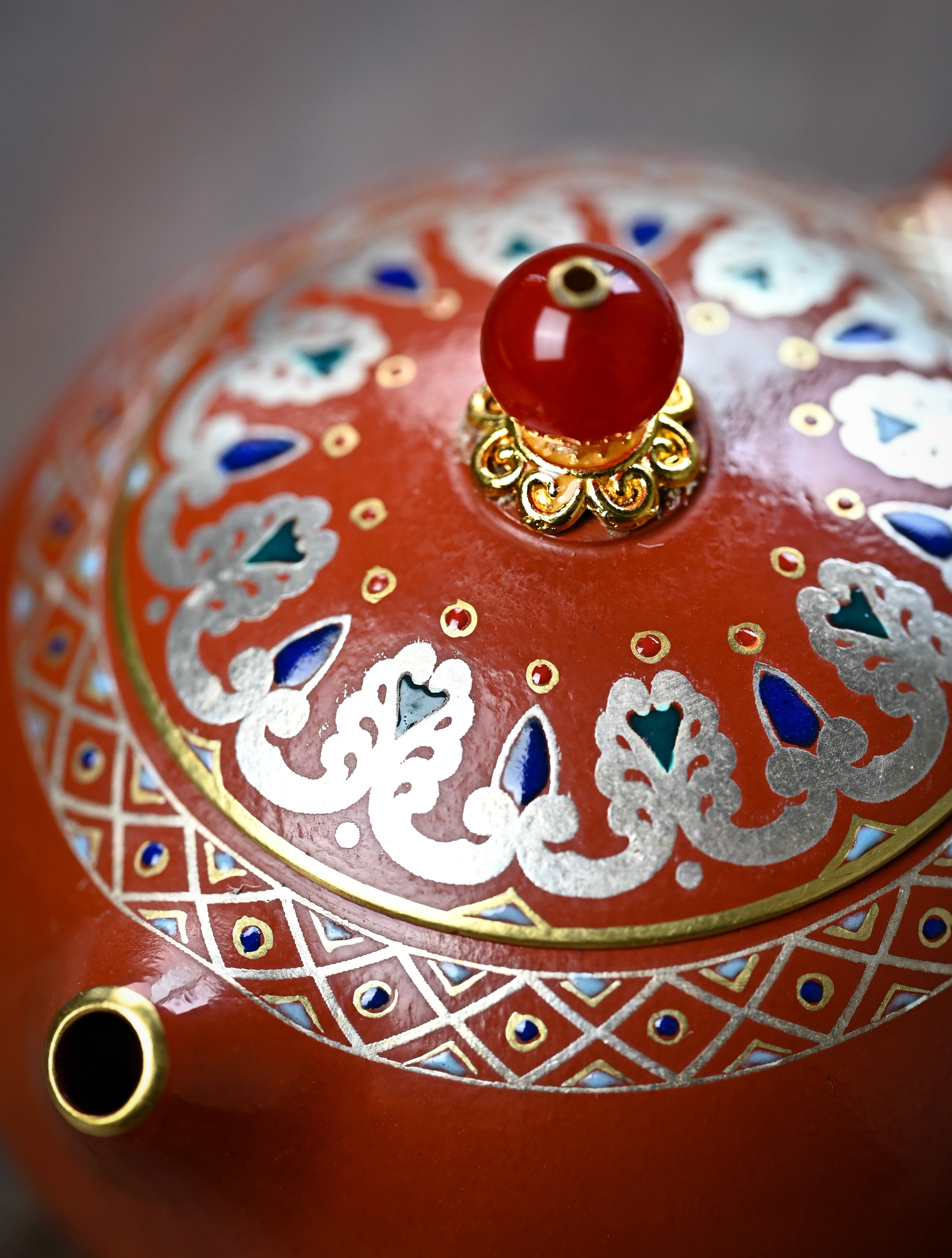 YANYOO handmade Yixing teapot featuring Shuimo polish technique and delicate Falangcai, lifestyle detail.