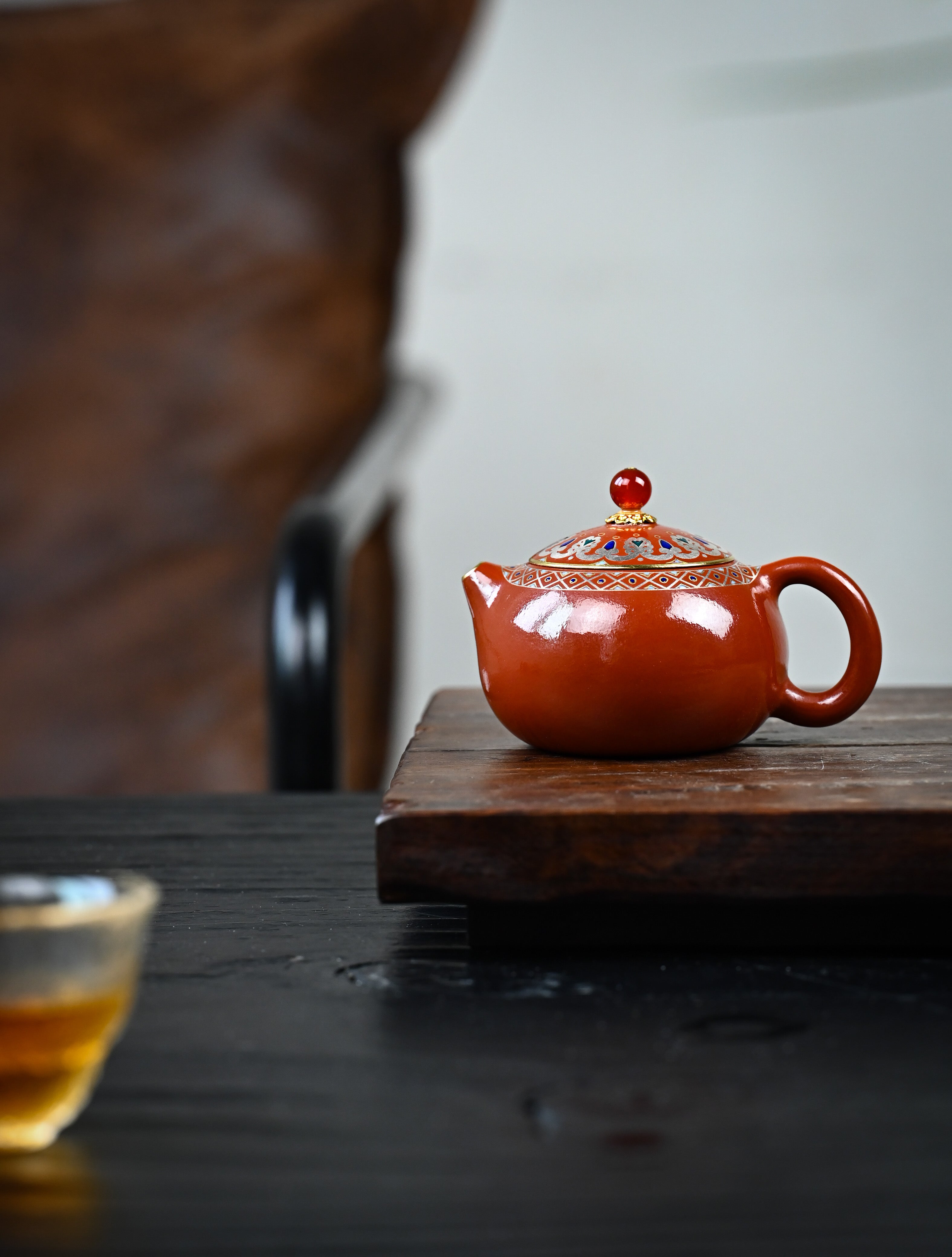 YANYOO handmade Yixing teapot featuring Shuimo polish technique and delicate Falangcai, lifestyle wide-angle left side.