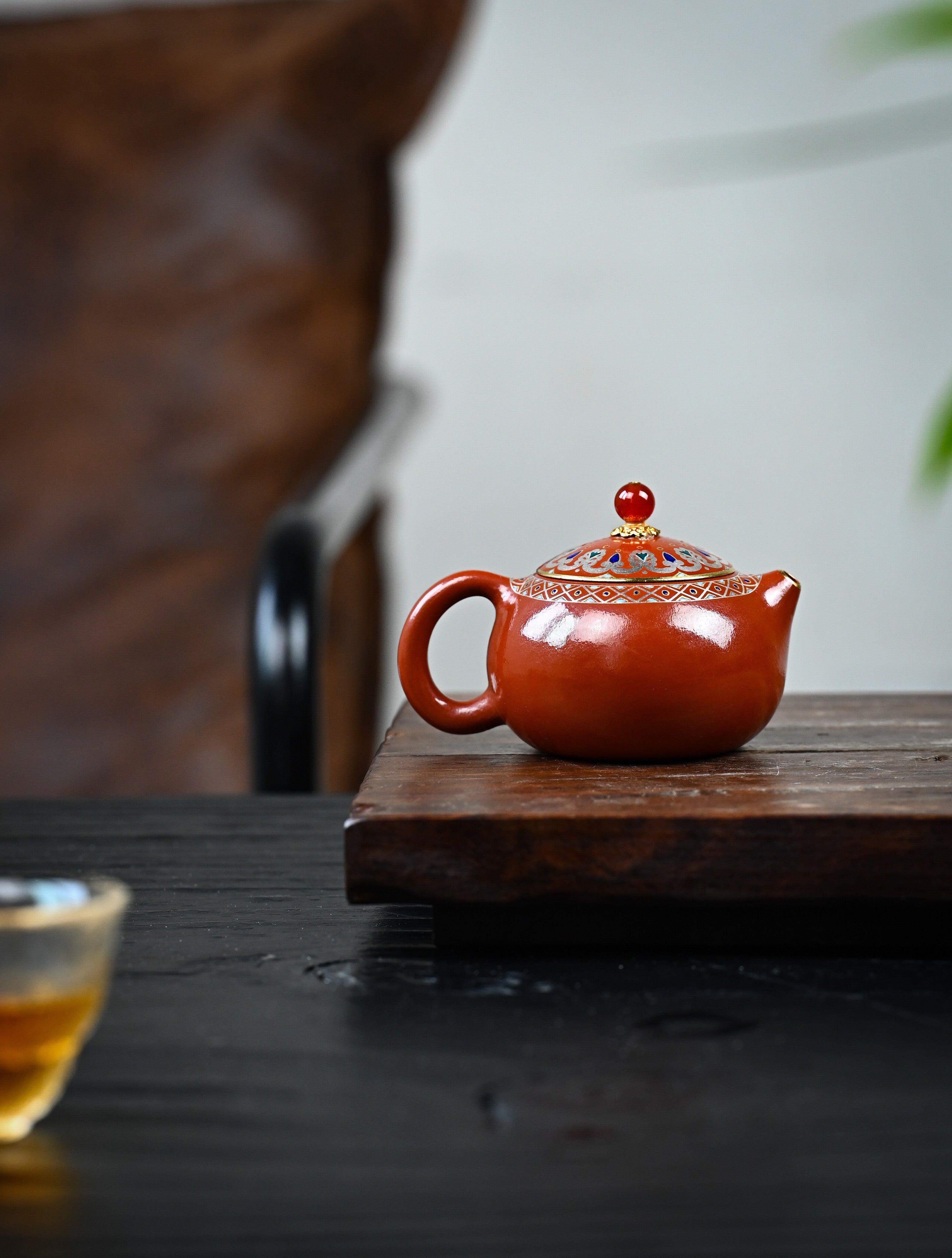 YANYOO handmade Yixing teapot featuring Shuimo polish technique and delicate Falangcai, lifestyle wide-angle right side.