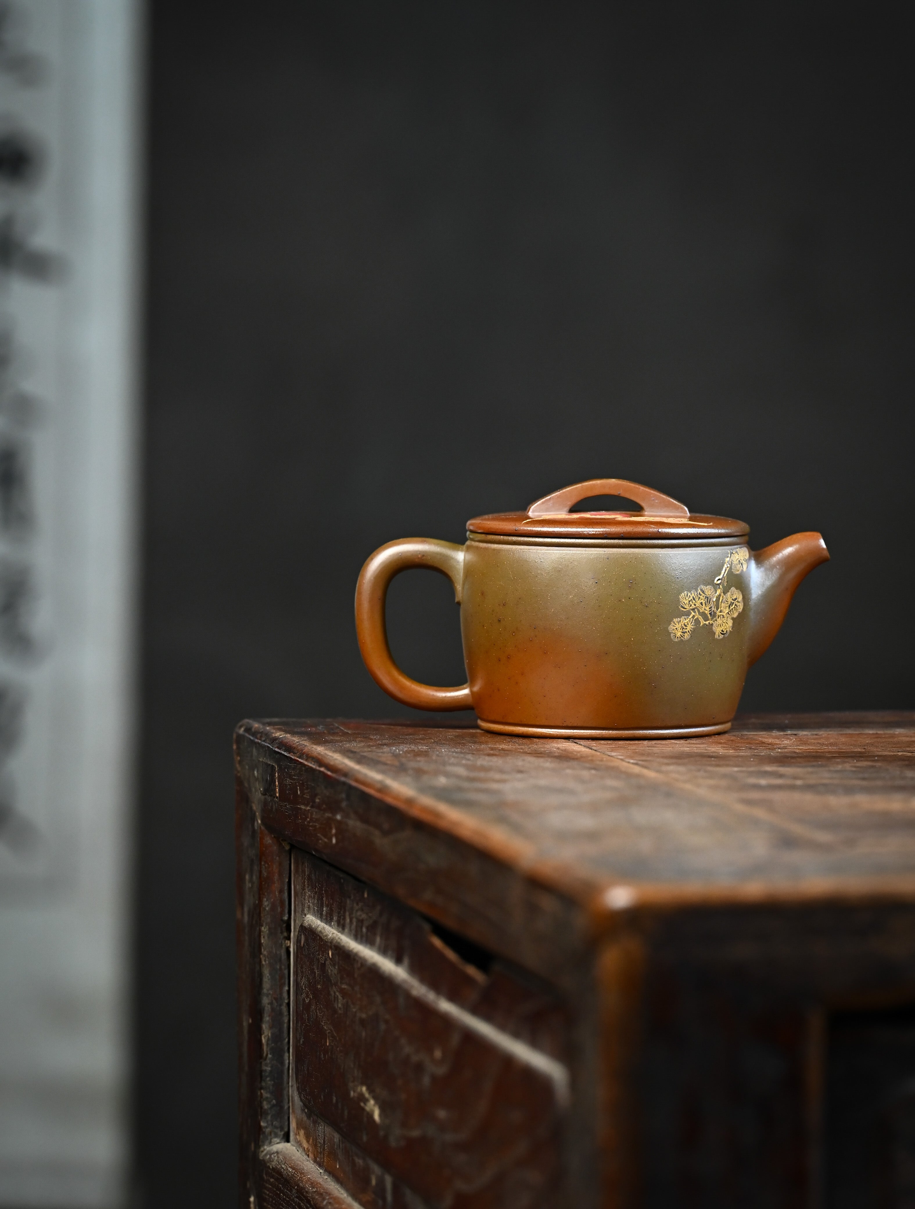 YANYOO handmade wood-fired Yixing teapot featuring hand-painted crane and gold enamel, lifestyle wide-angle right side.