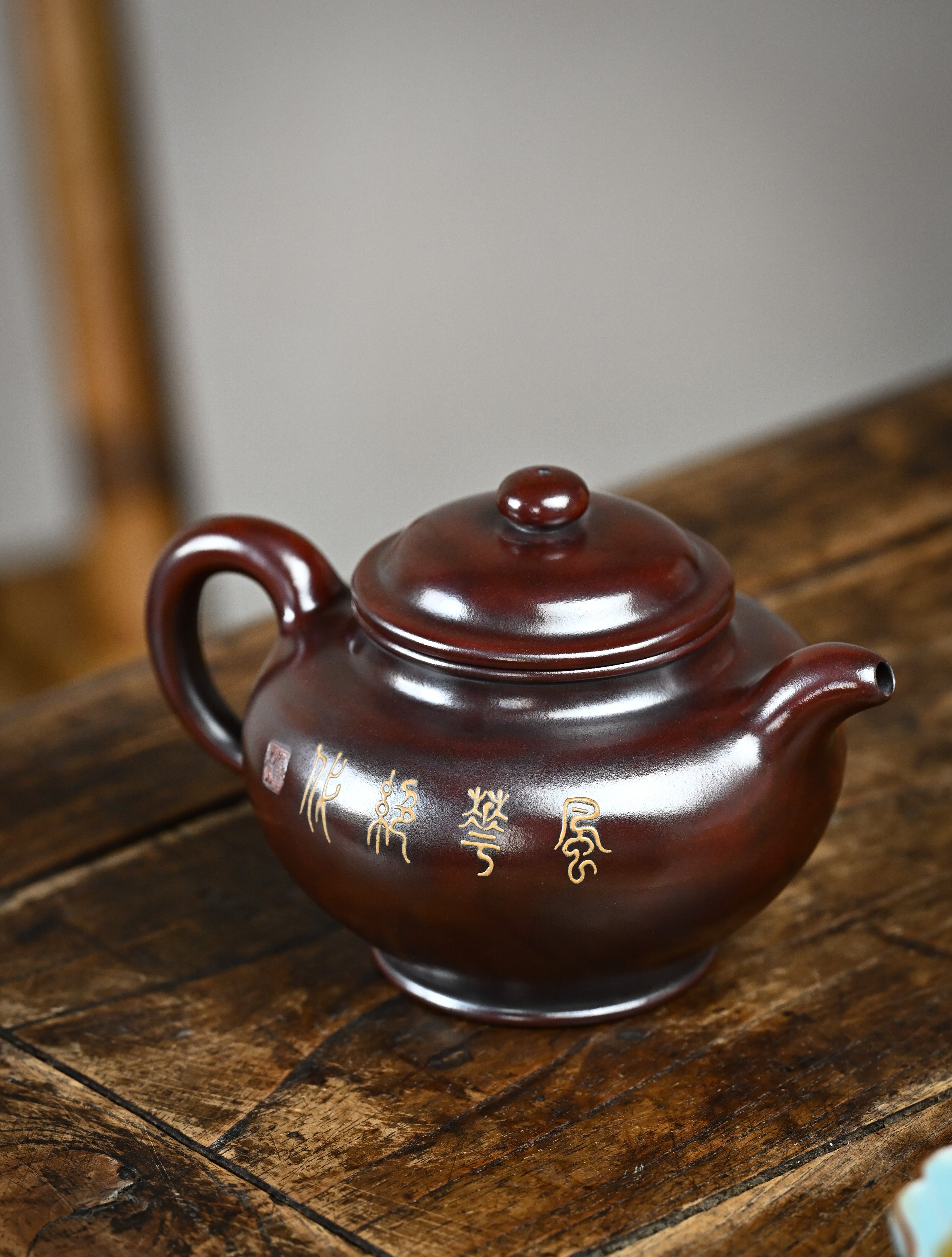 YANYOO handmade Yixing teapot featuring aged Wuni clay, peacock clay painting, Duo Zhi, lifestyle right side.