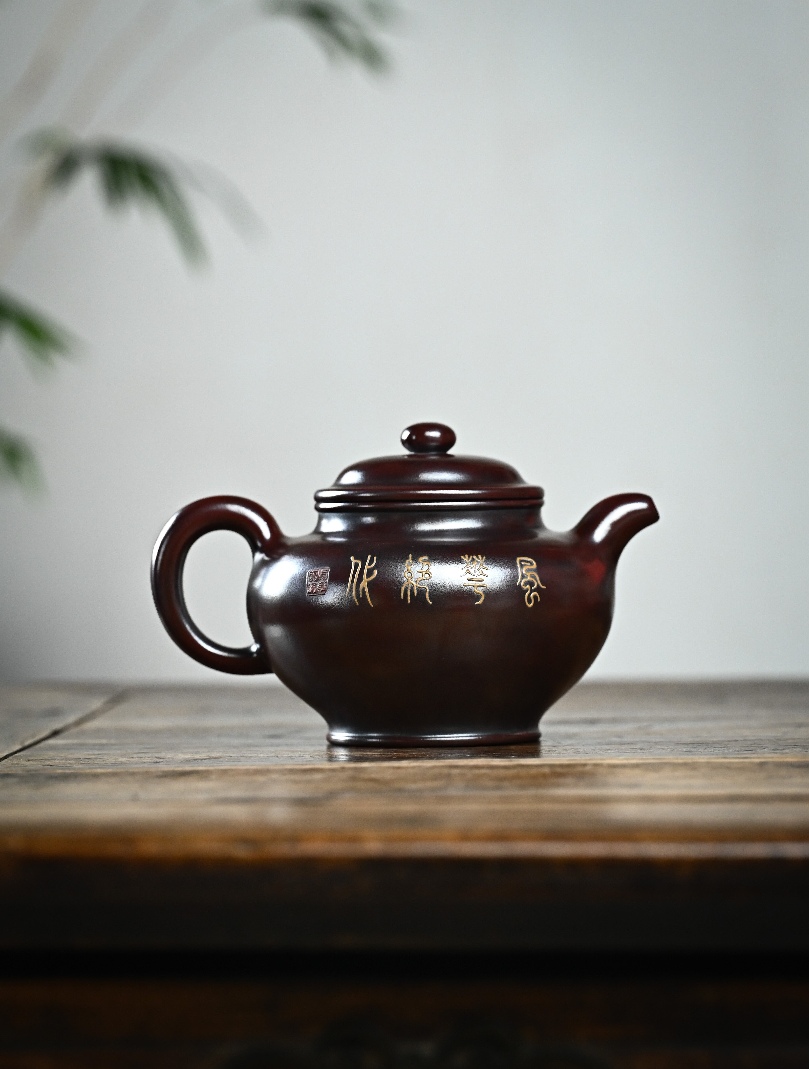 YANYOO handmade Yixing teapot featuring aged Wuni clay, peacock clay painting, Duo Zhi, lifestyle wide-angle right side.