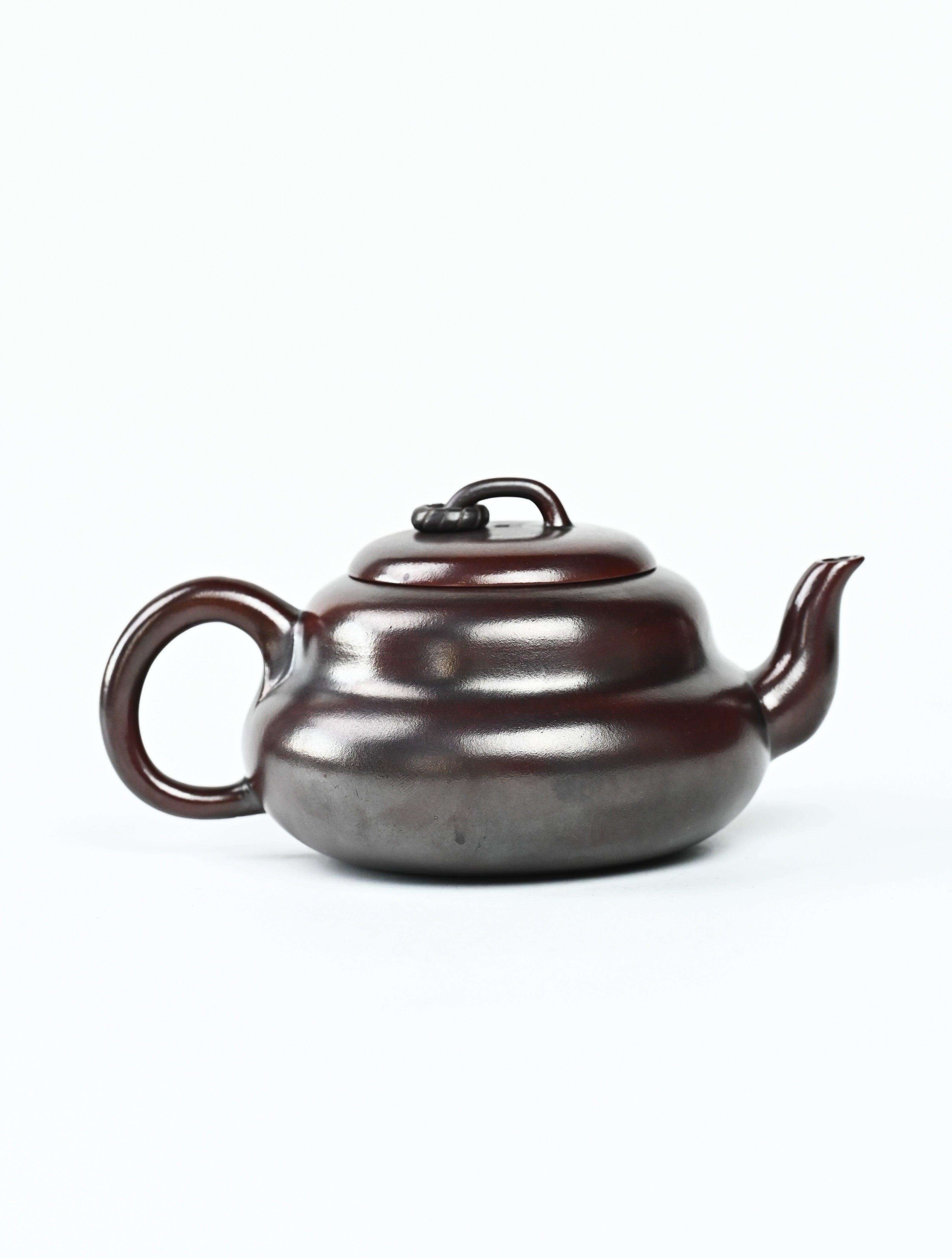YANYOO handmade Yixing teapot featuring aged Wuni clay and cute gourd shaped, product right side.
