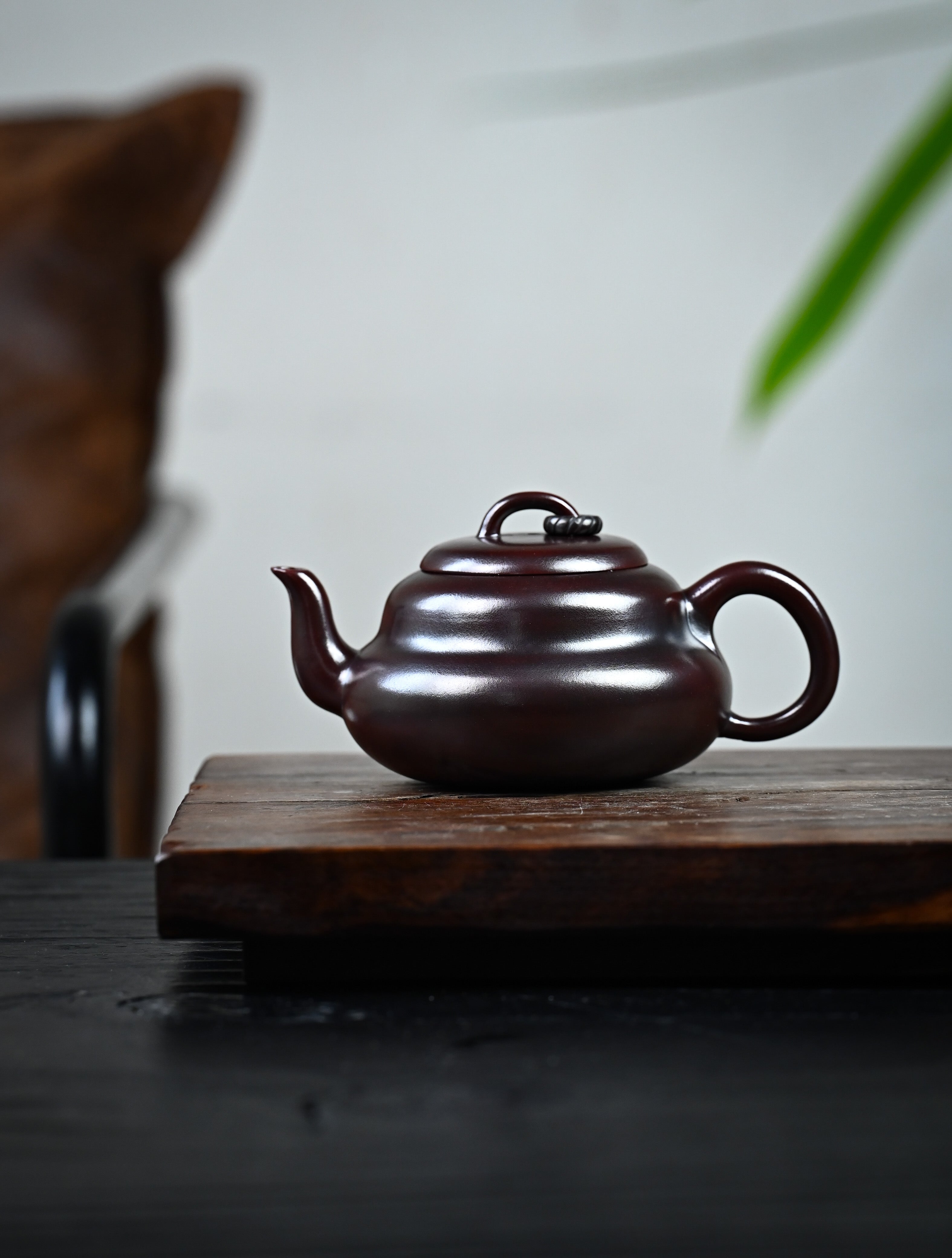 YANYOO handmade Yixing teapot featuring aged Wuni clay and cute gourd shaped, lifestyle wide-angle left side.