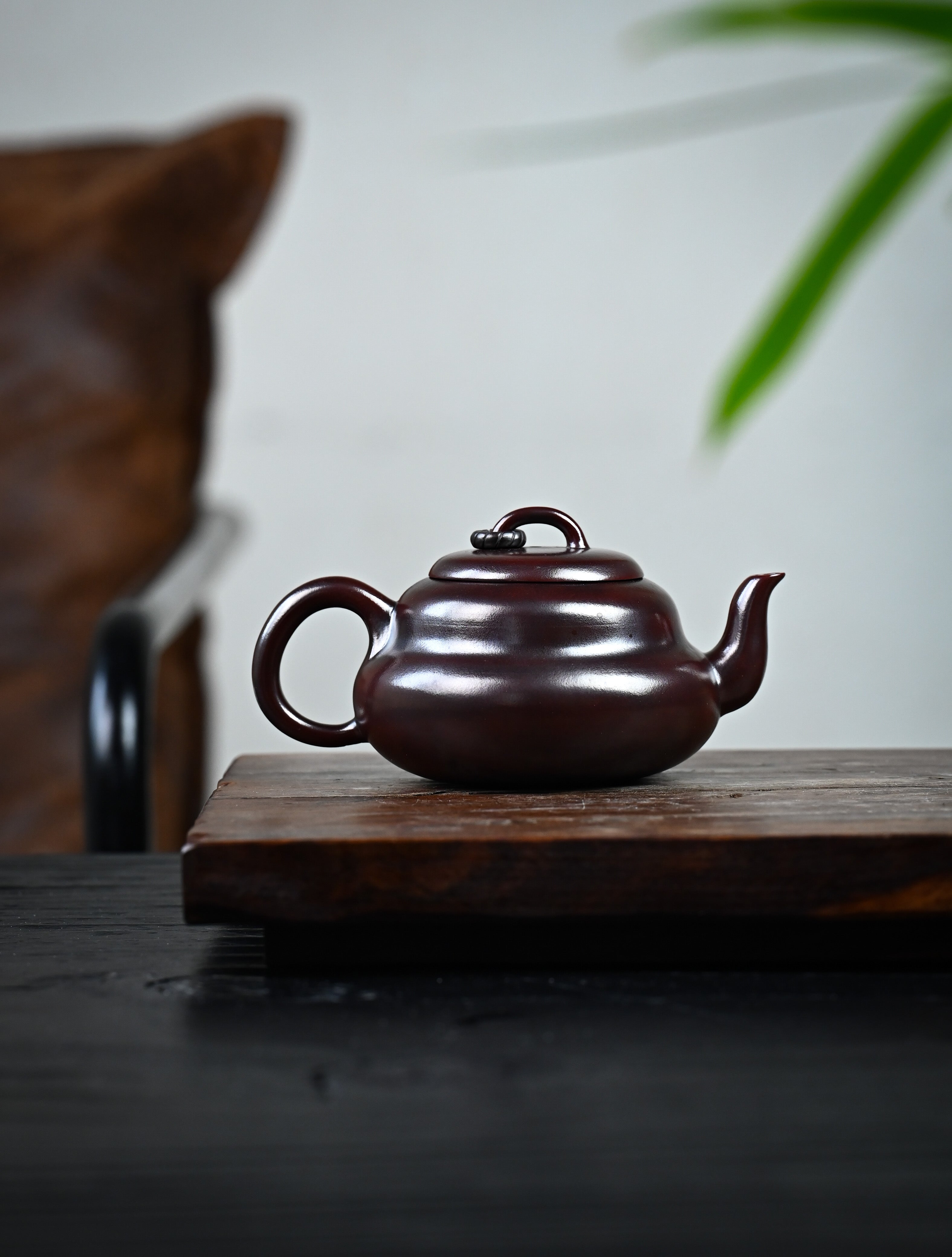 YANYOO handmade Yixing teapot featuring aged Wuni clay and cute gourd shaped, lifestyle wide-angle right side.