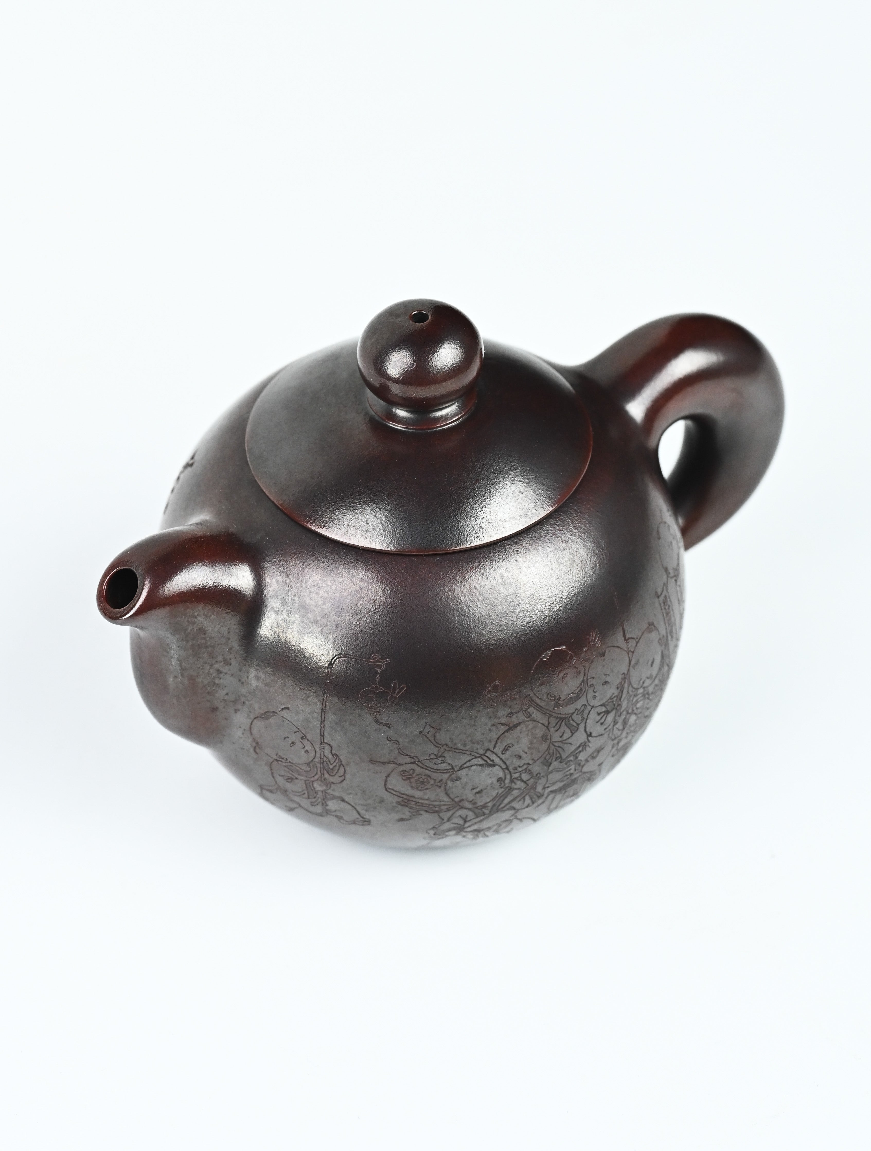 YANYOO handmade Yixing teapot featuring aged Wuni clay and intricate engravings, product top side.