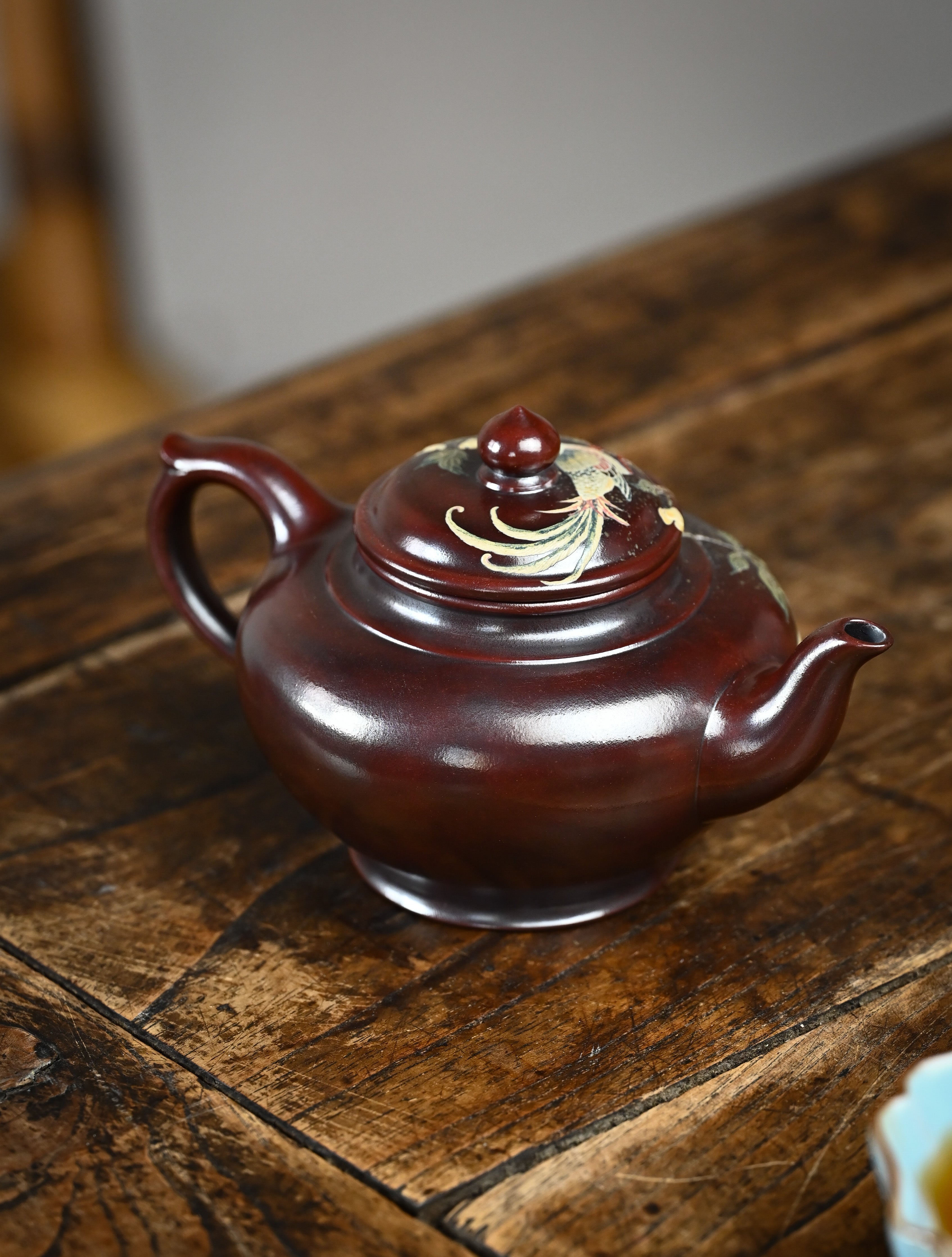 YANYOO handmade Yixing teapot featuring aged Wuni clay, bird-and-flower clay painting, Xiao Ying, lifestyle right side.