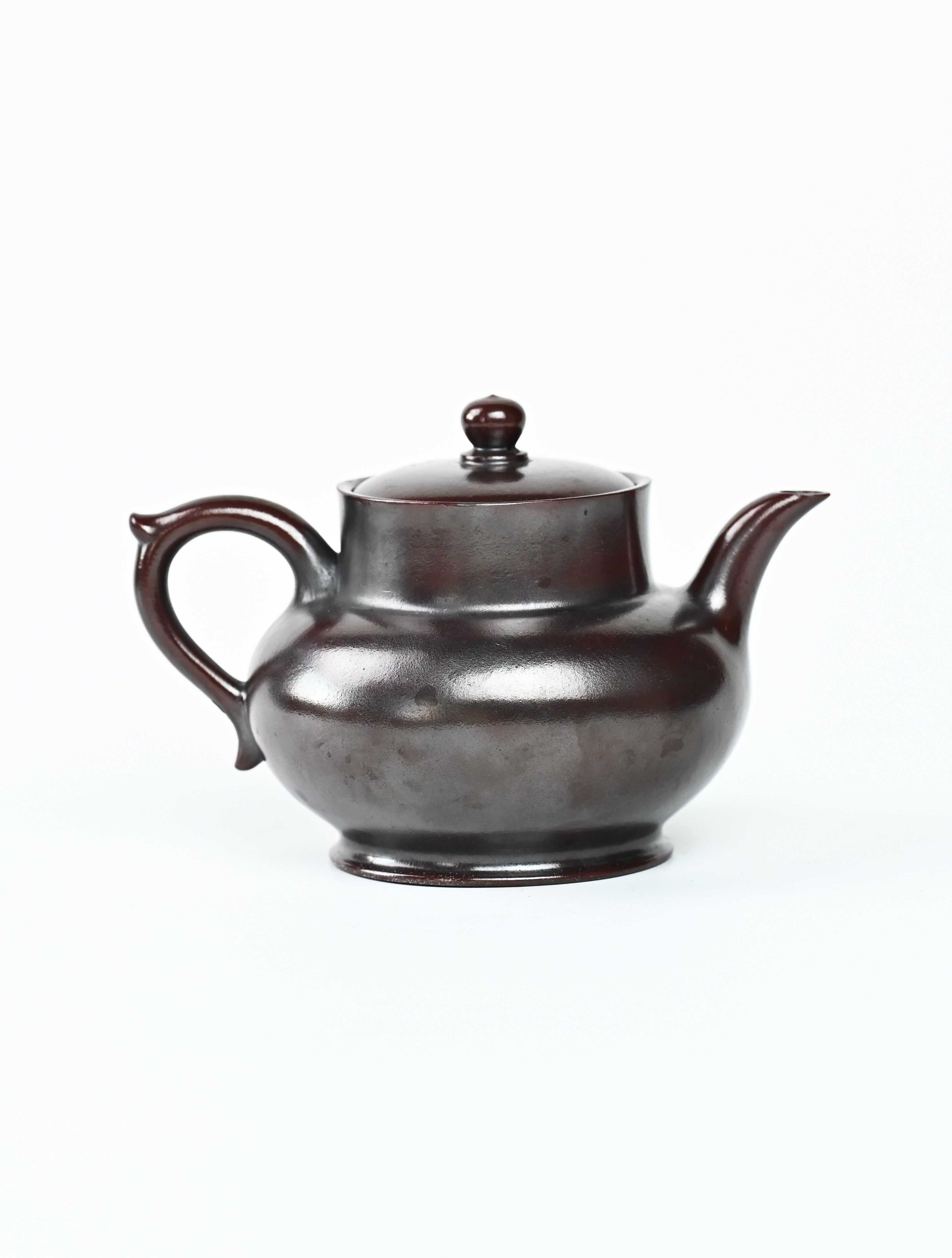 YANYOO handmade Yixing teapot featuring aged Wuni clay and phoenix-and-cloud painting, product right side.