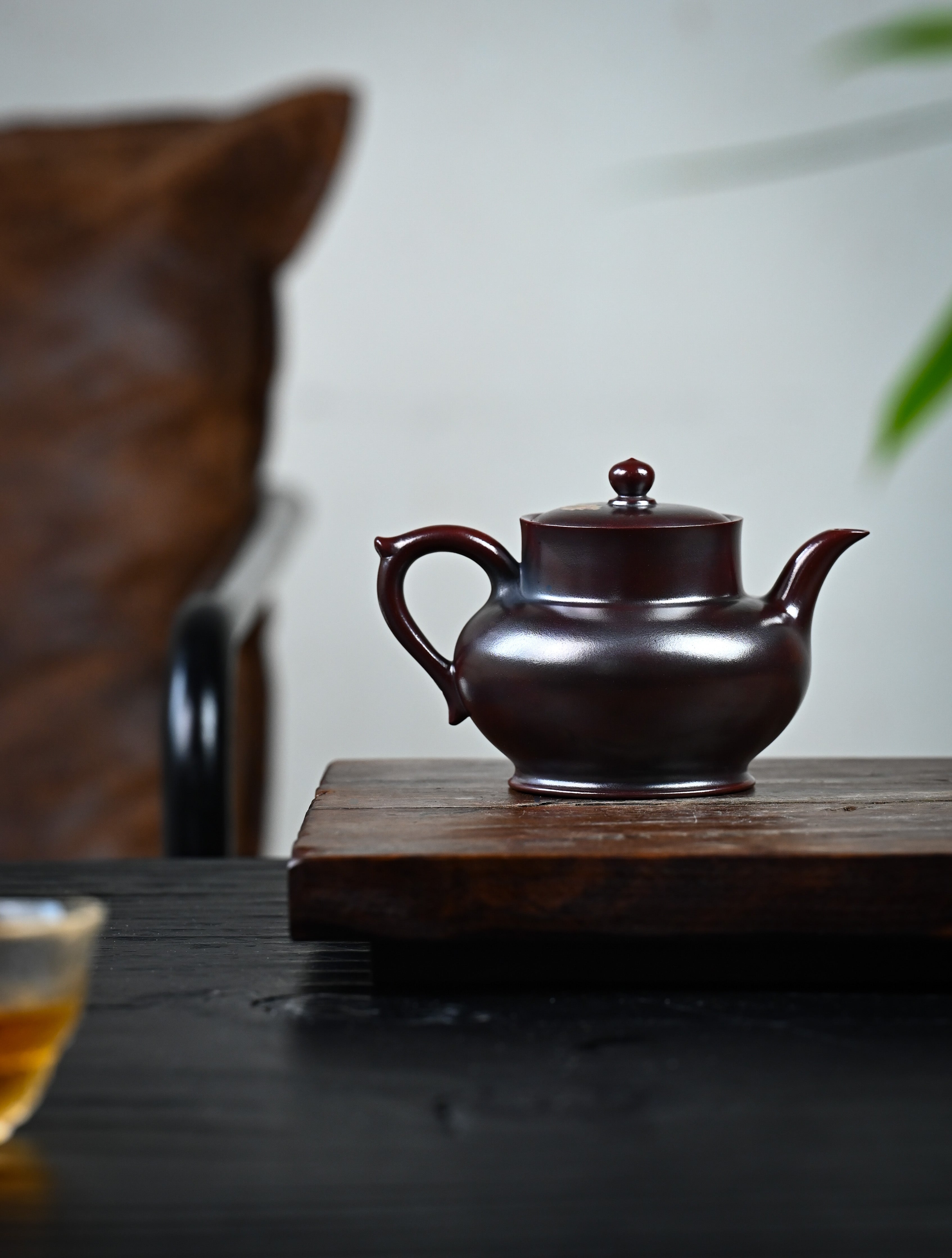 YANYOO handmade Yixing teapot featuring aged Wuni clay and phoenix-and-cloud painting, lifestyle wide-angle right side.