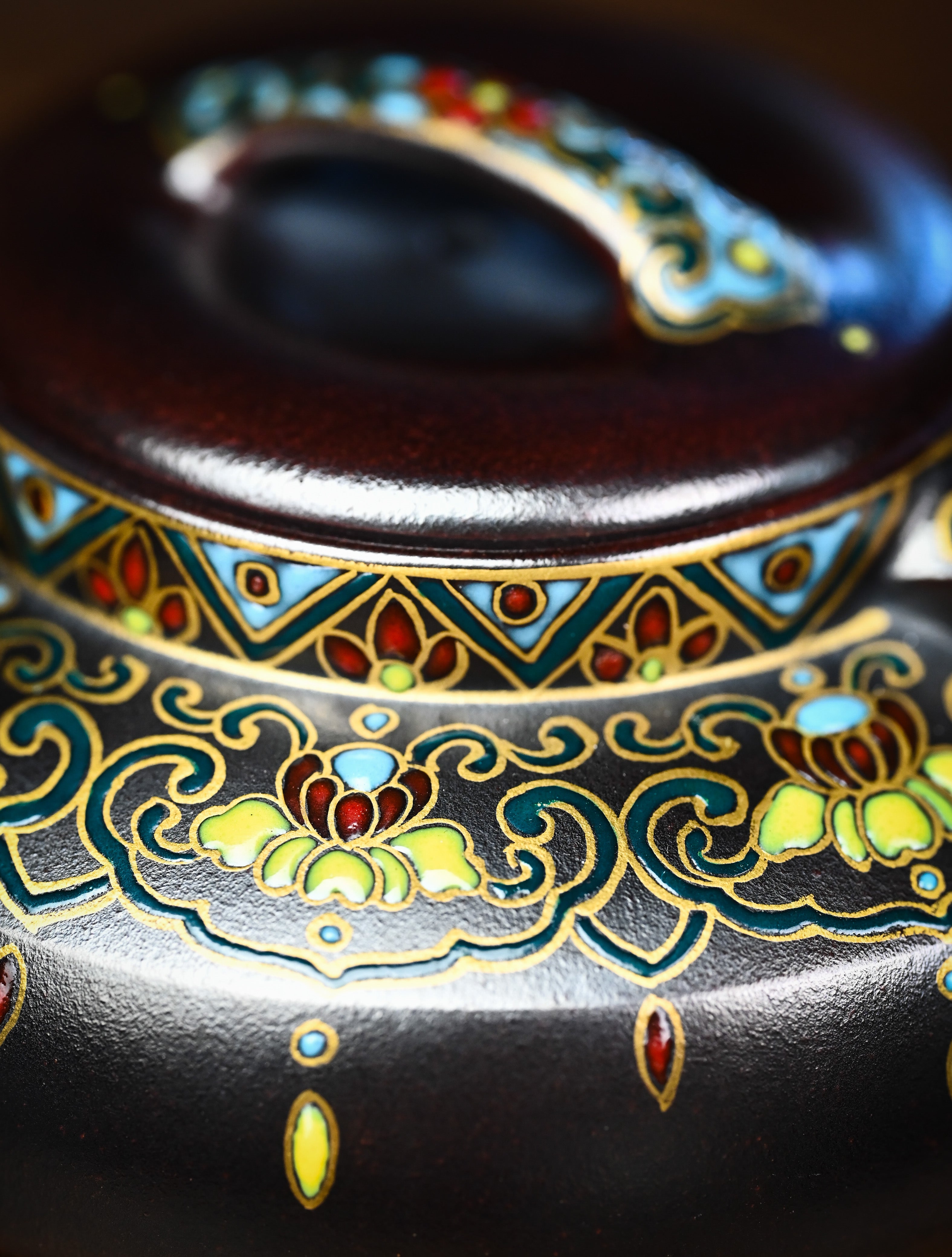 YANYOO handmade Yixing teapot featuring aged Wuni clay and delicate Falangcai, lifestyle detail.
