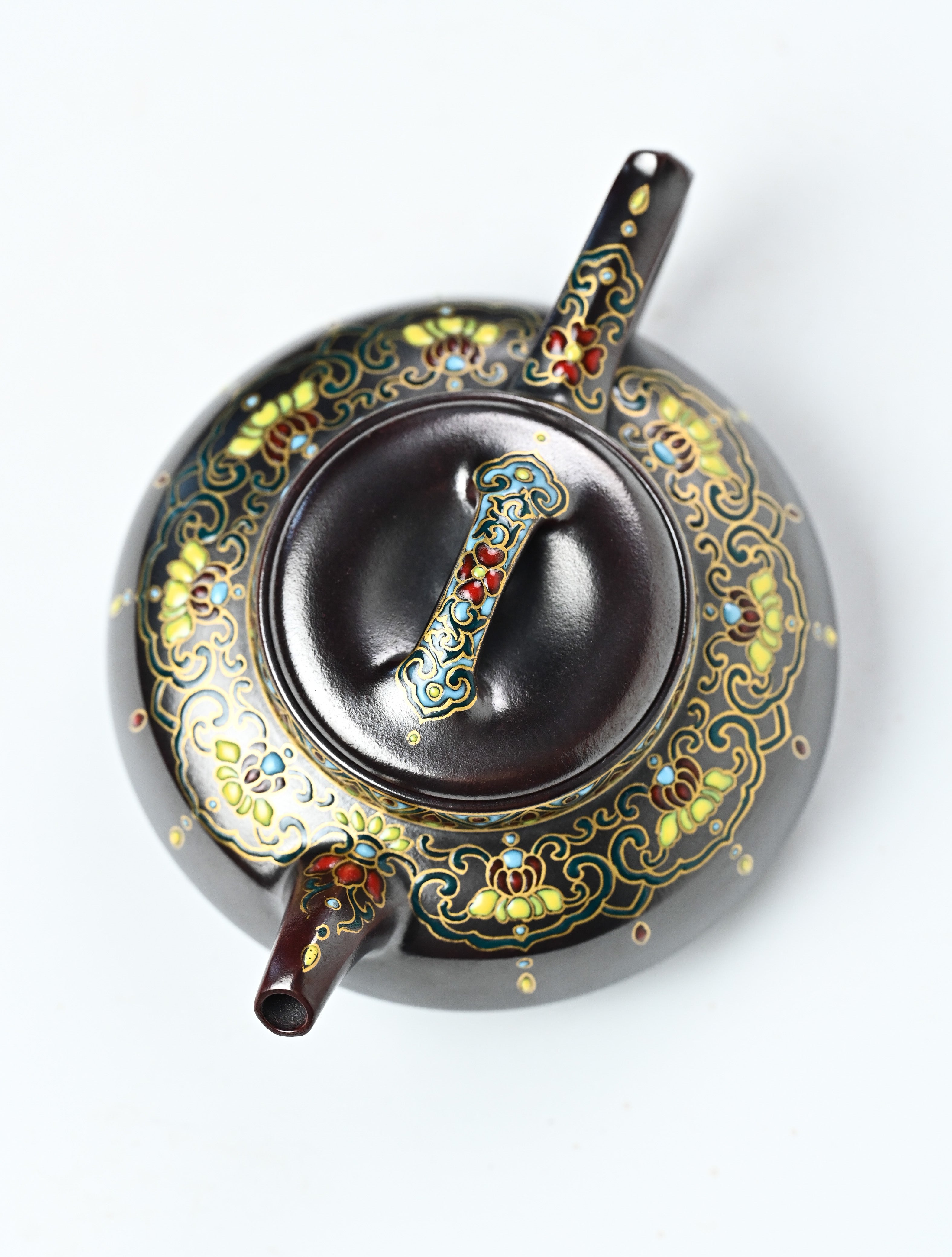YANYOO handmade Yixing teapot featuring aged Wuni clay and delicate Falangcai, product top side.