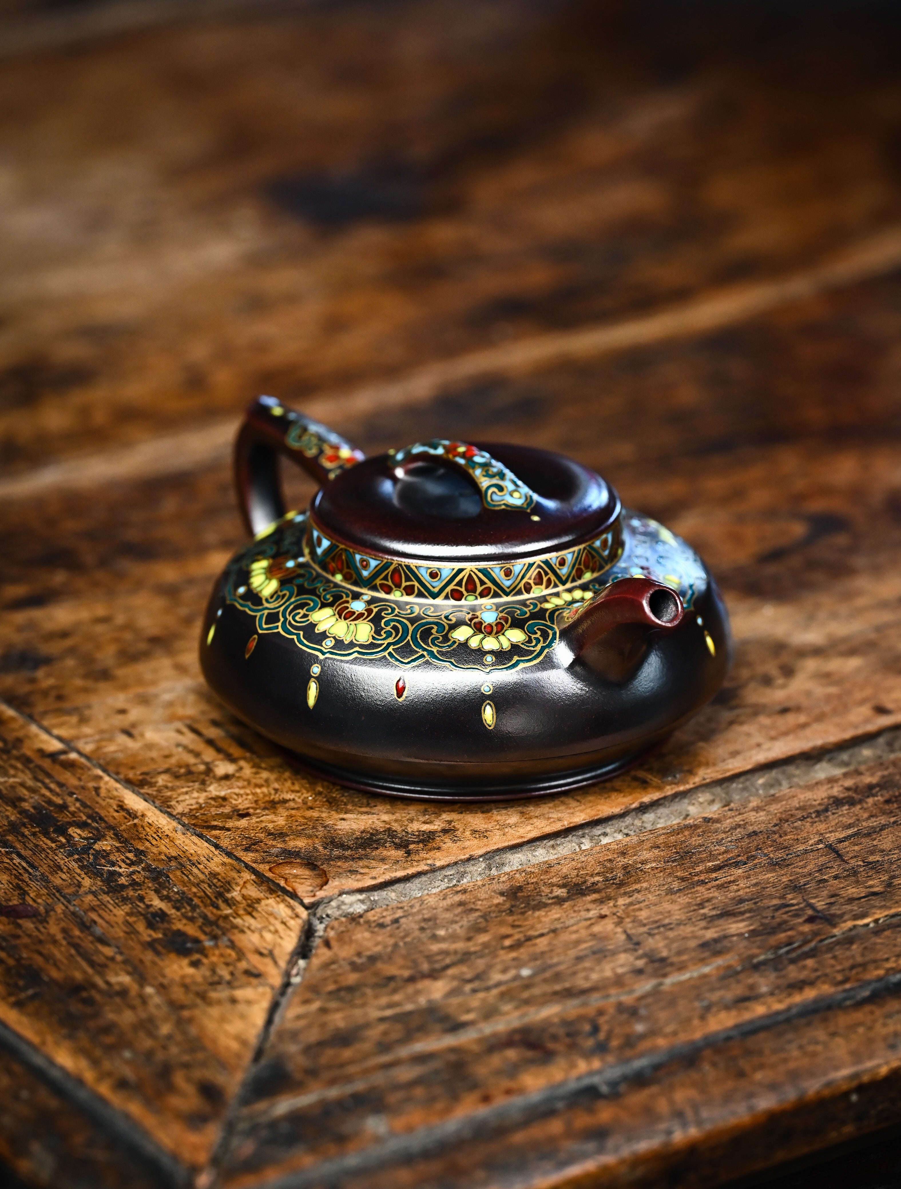 YANYOO handmade Yixing teapot featuring aged Wuni clay and delicate Falangcai, lifestyle right side.