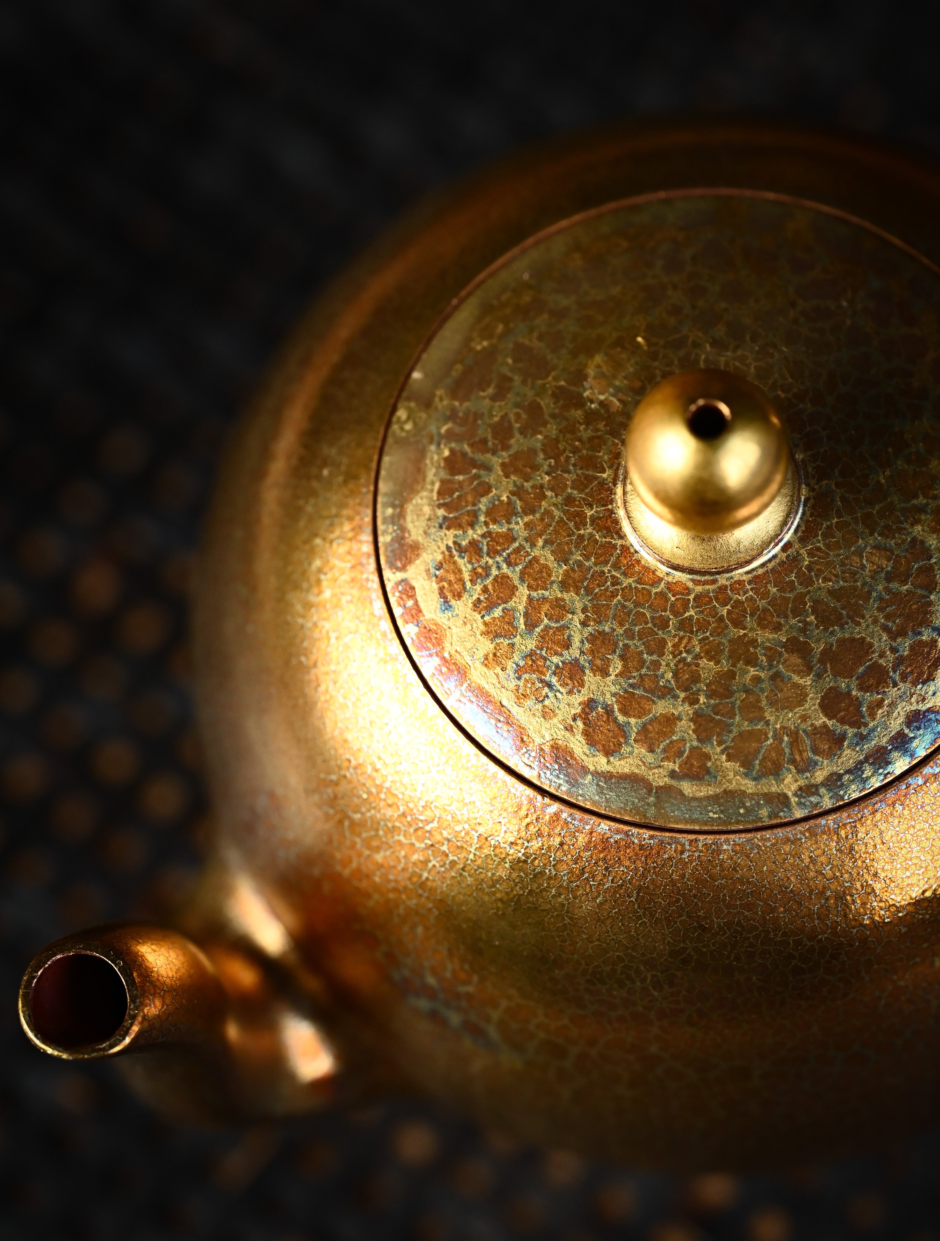 YANYOO handmade Yixing teapot featuring Feather-Plume firing technique, Mei Ren Jian gold, lifestyle detail.