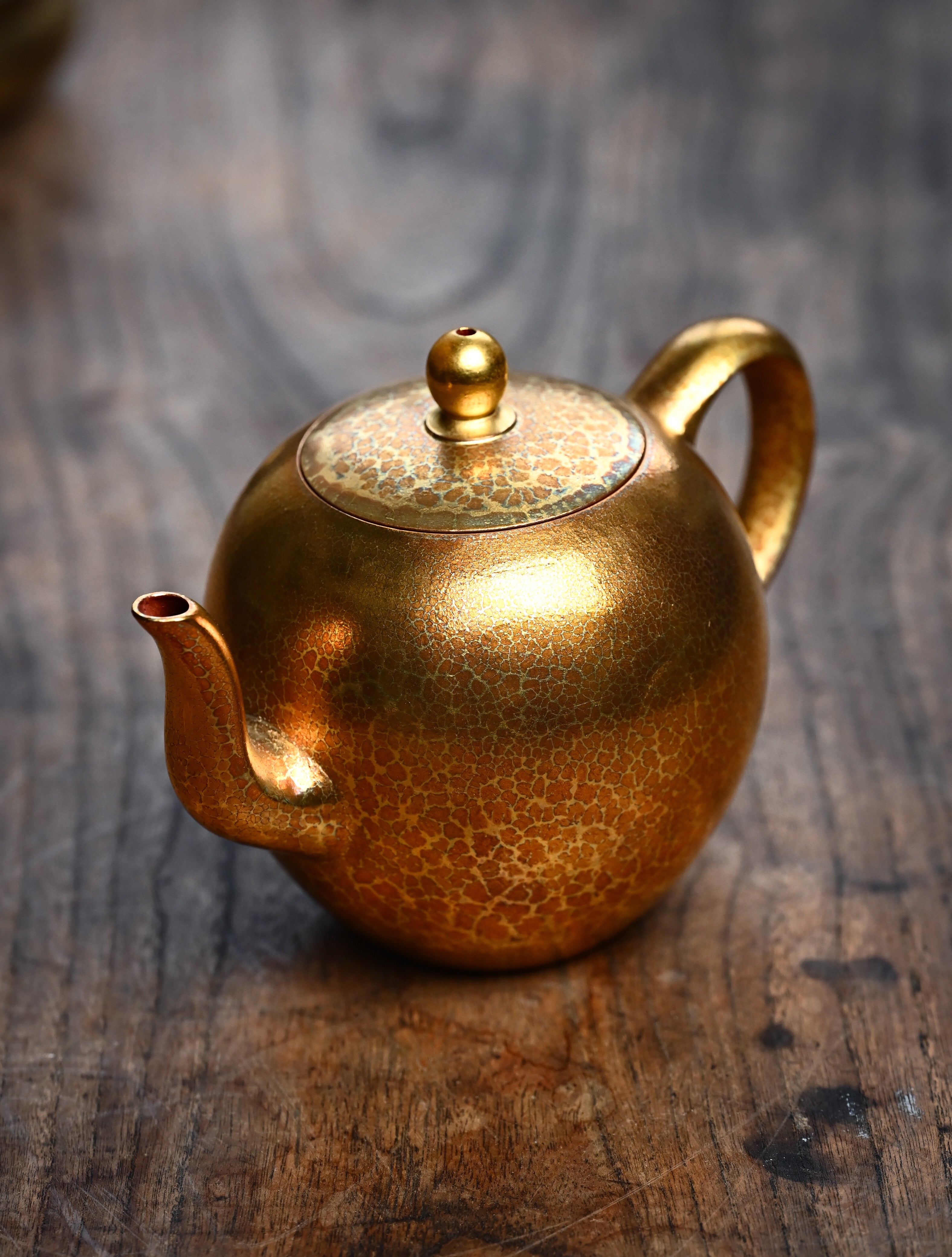 YANYOO handmade Yixing teapot featuring Feather-Plume firing technique, Mei Ren Jian gold, lifestyle left side.