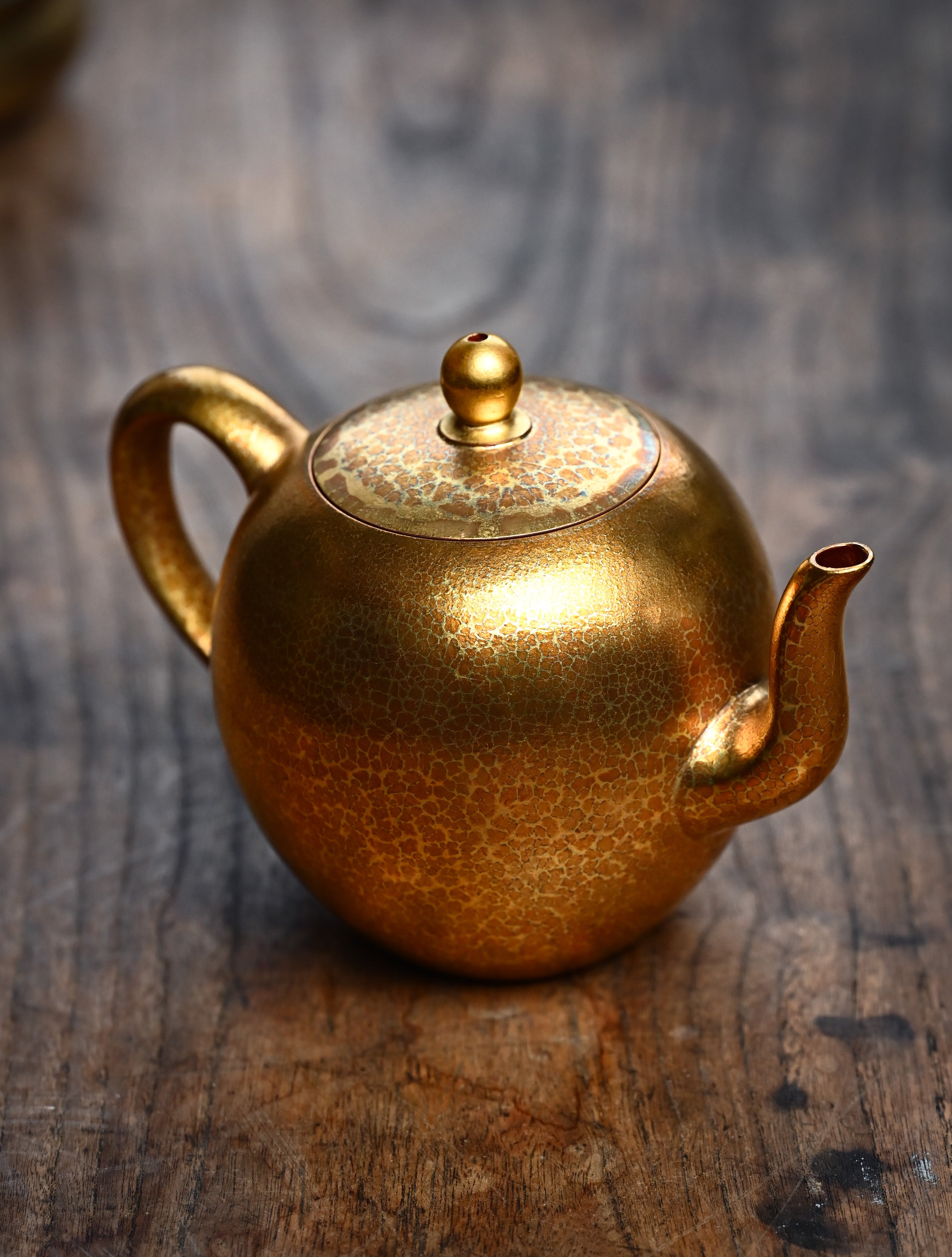 YANYOO handmade Yixing teapot featuring Feather-Plume firing technique, Mei Ren Jian gold, lifestyle right side.