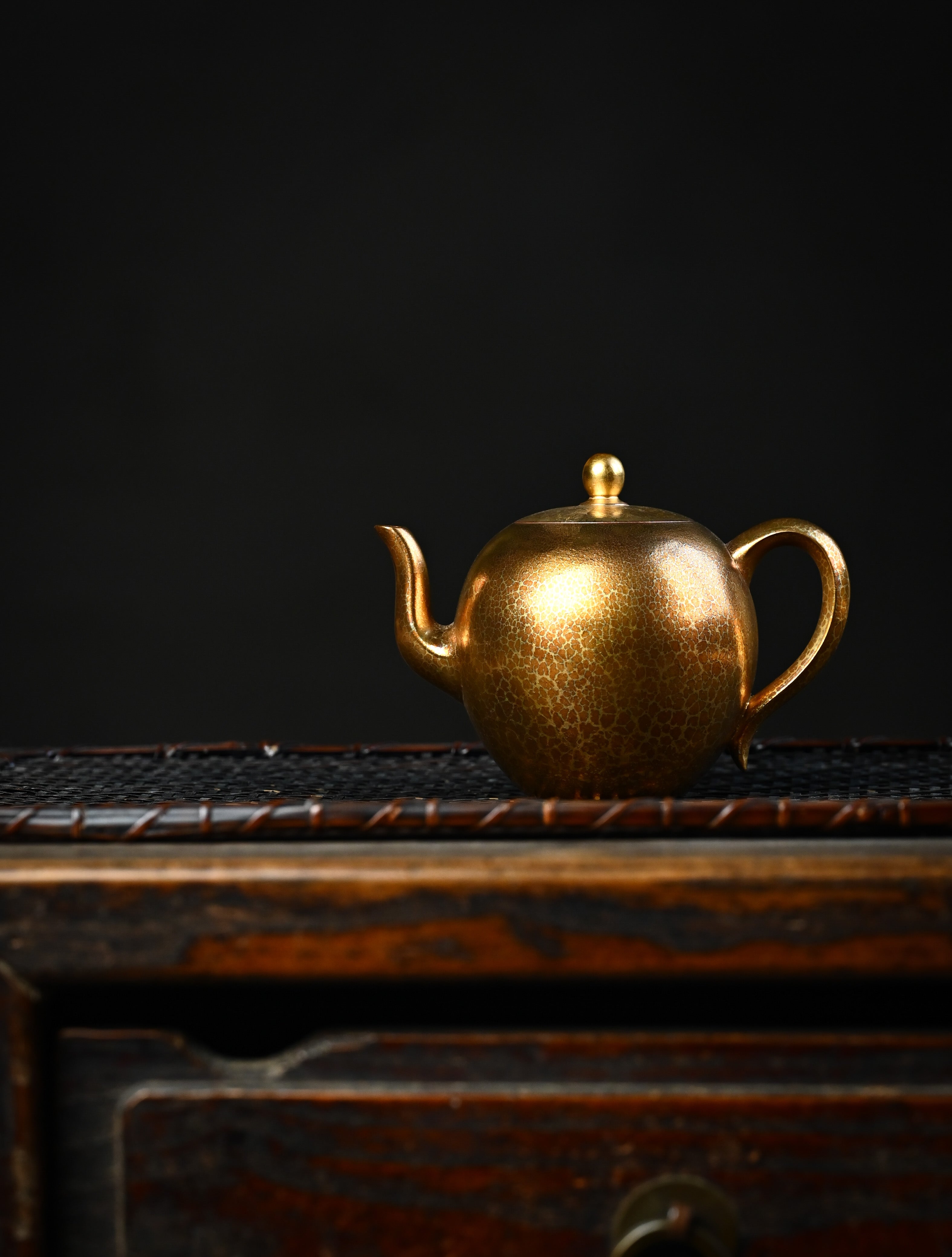 YANYOO handmade Yixing teapot featuring Feather-Plume firing technique, Mei Ren Jian gold, lifestyle wide-angle left side.