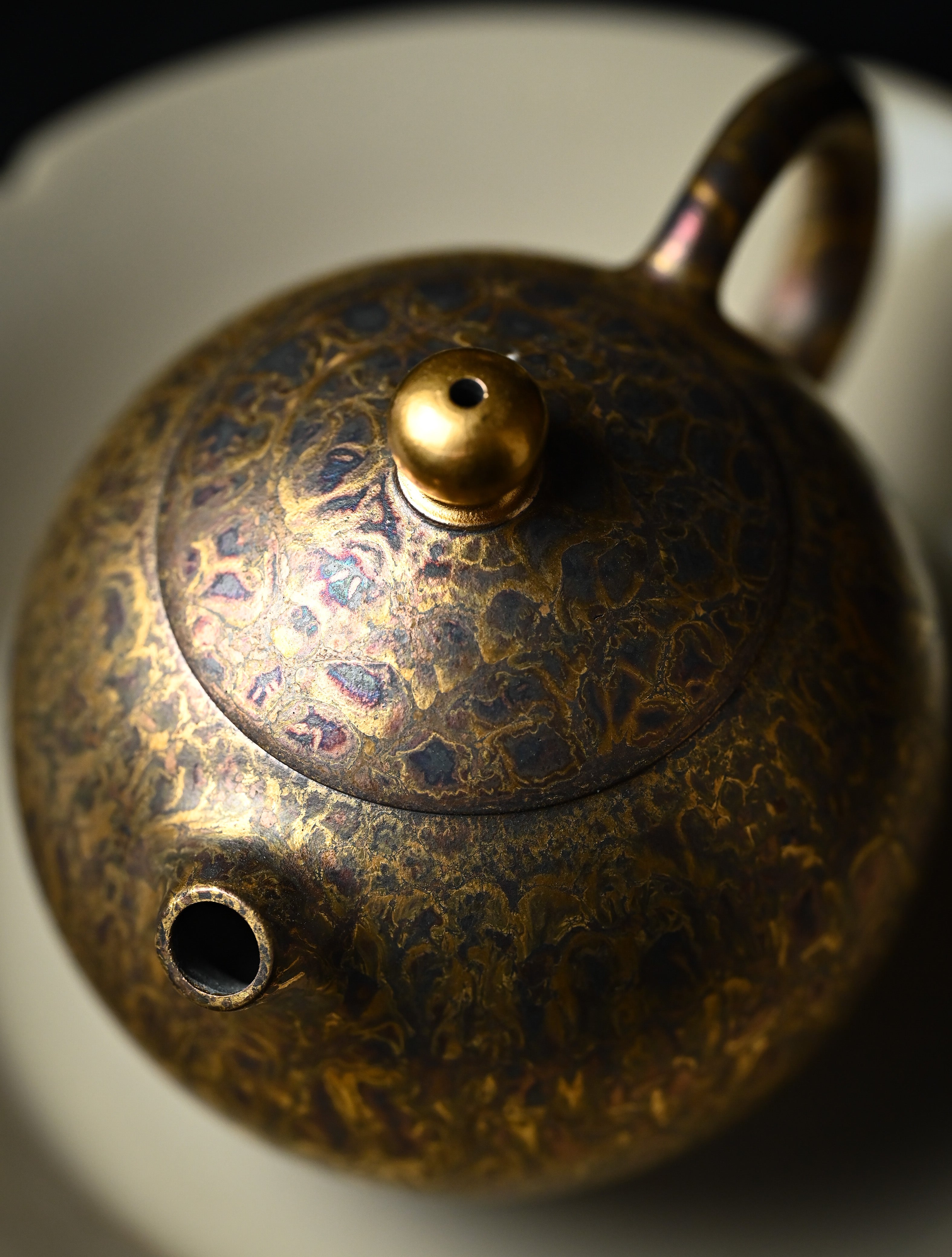 YANYOO handmade Yixing teapot featuring Feather-Plume firing technique, Dragon Egg, lifestyle detail.