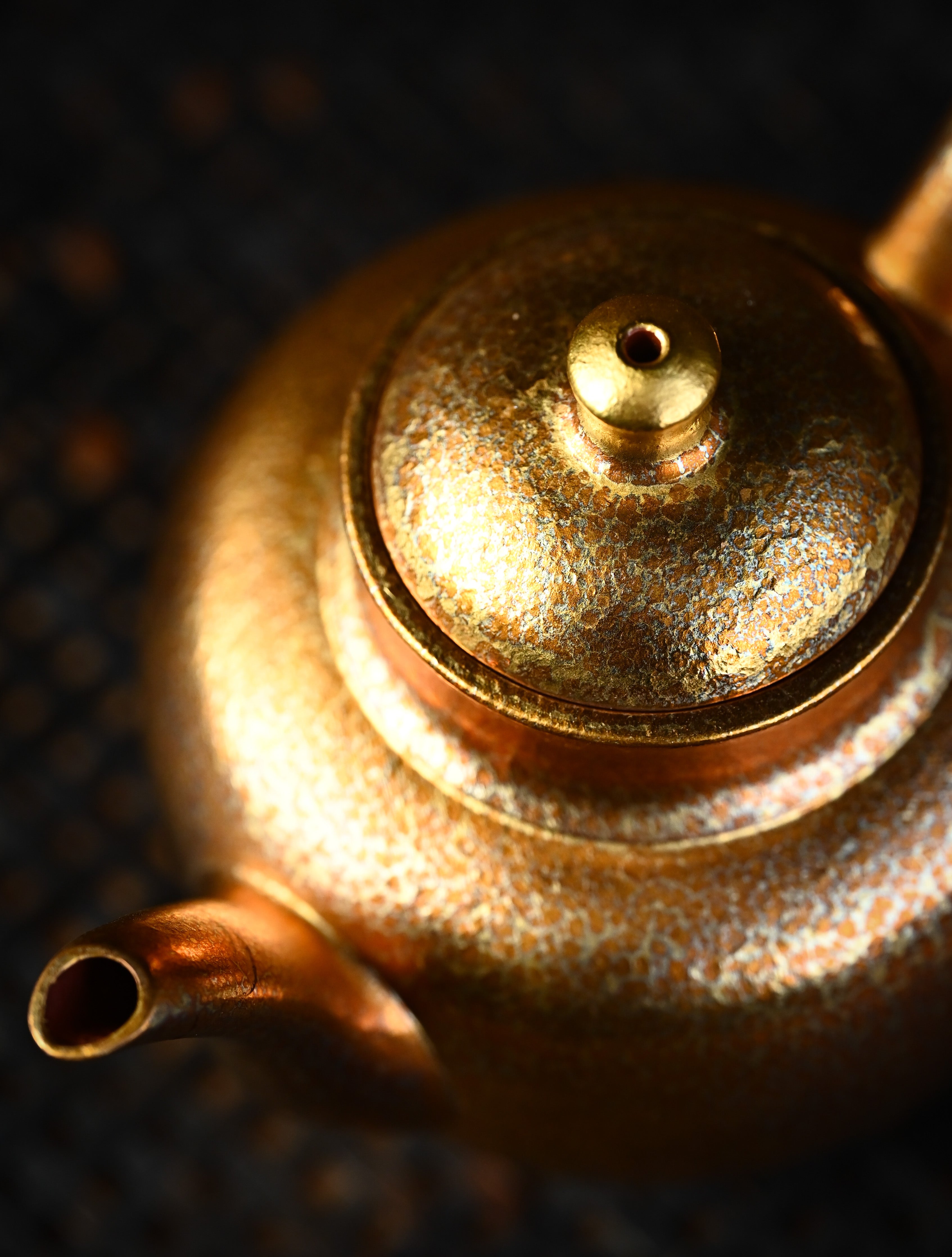 YANYOO handmade Yixing teapot featuring Feather-Plume firing technique, Flask gold, lifestyle detail.