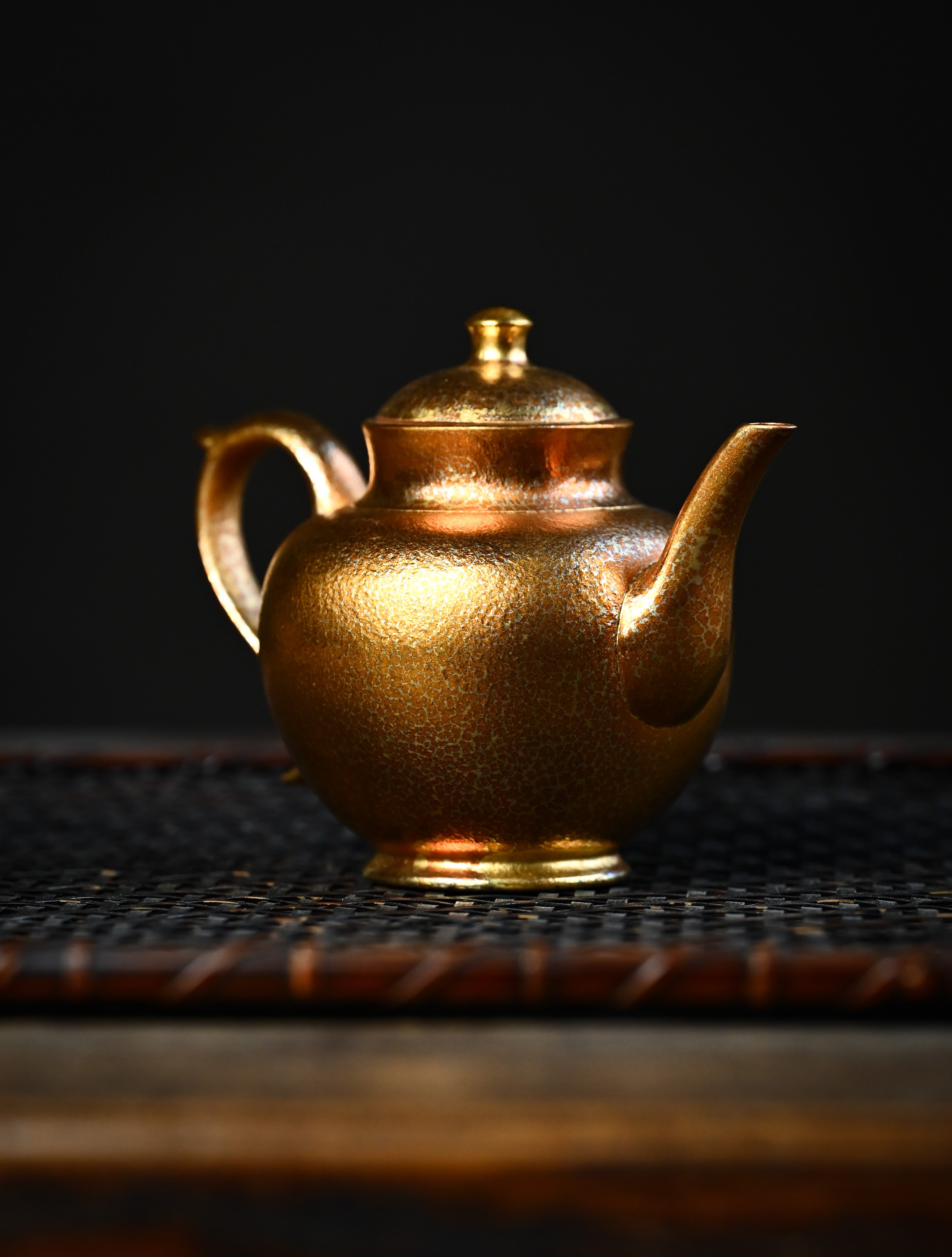 YANYOO handmade Yixing teapot featuring Feather-Plume firing technique, Flask gold, lifestyle front side.