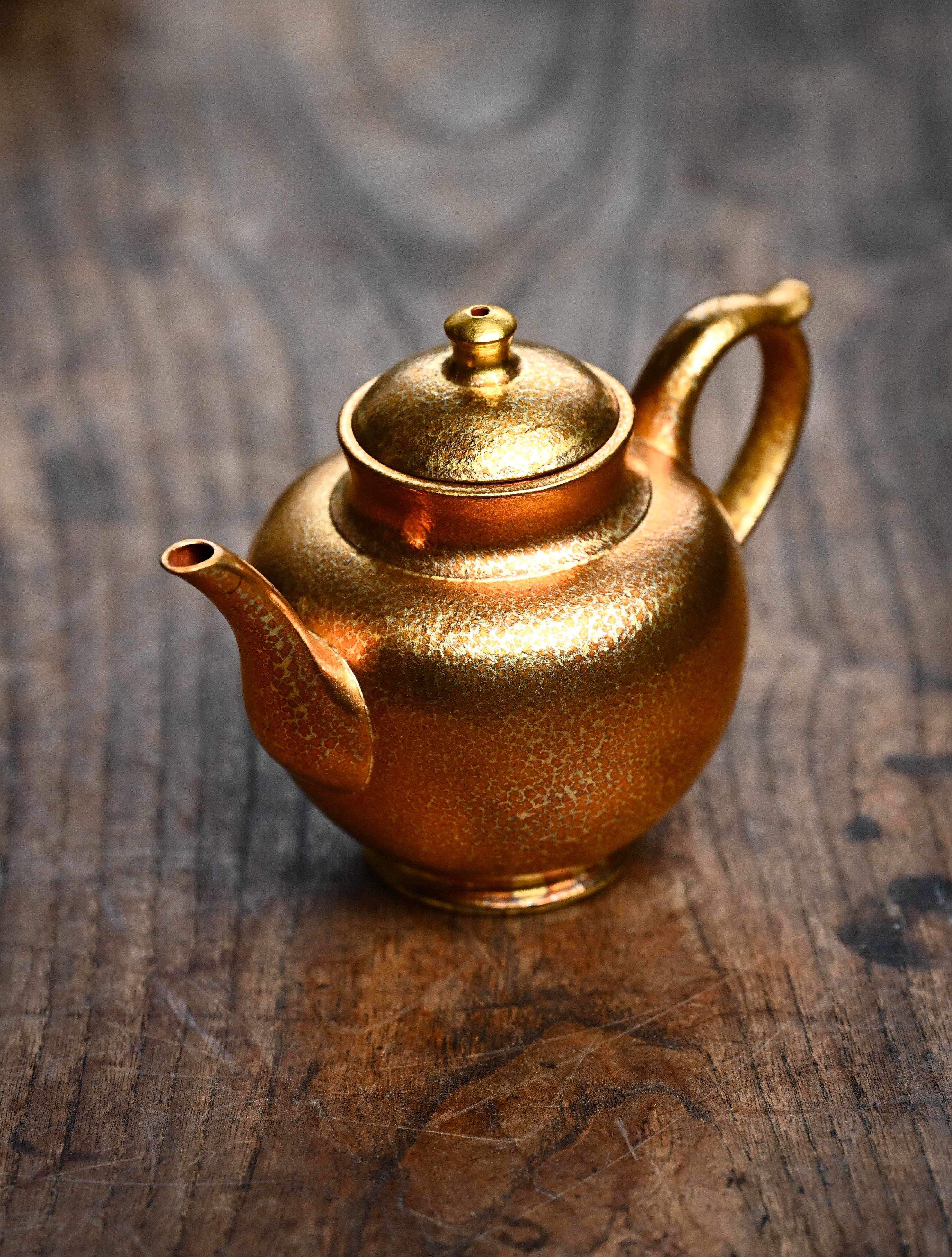 YANYOO handmade Yixing teapot featuring Feather-Plume firing technique, Flask gold, lifestyle left side.
