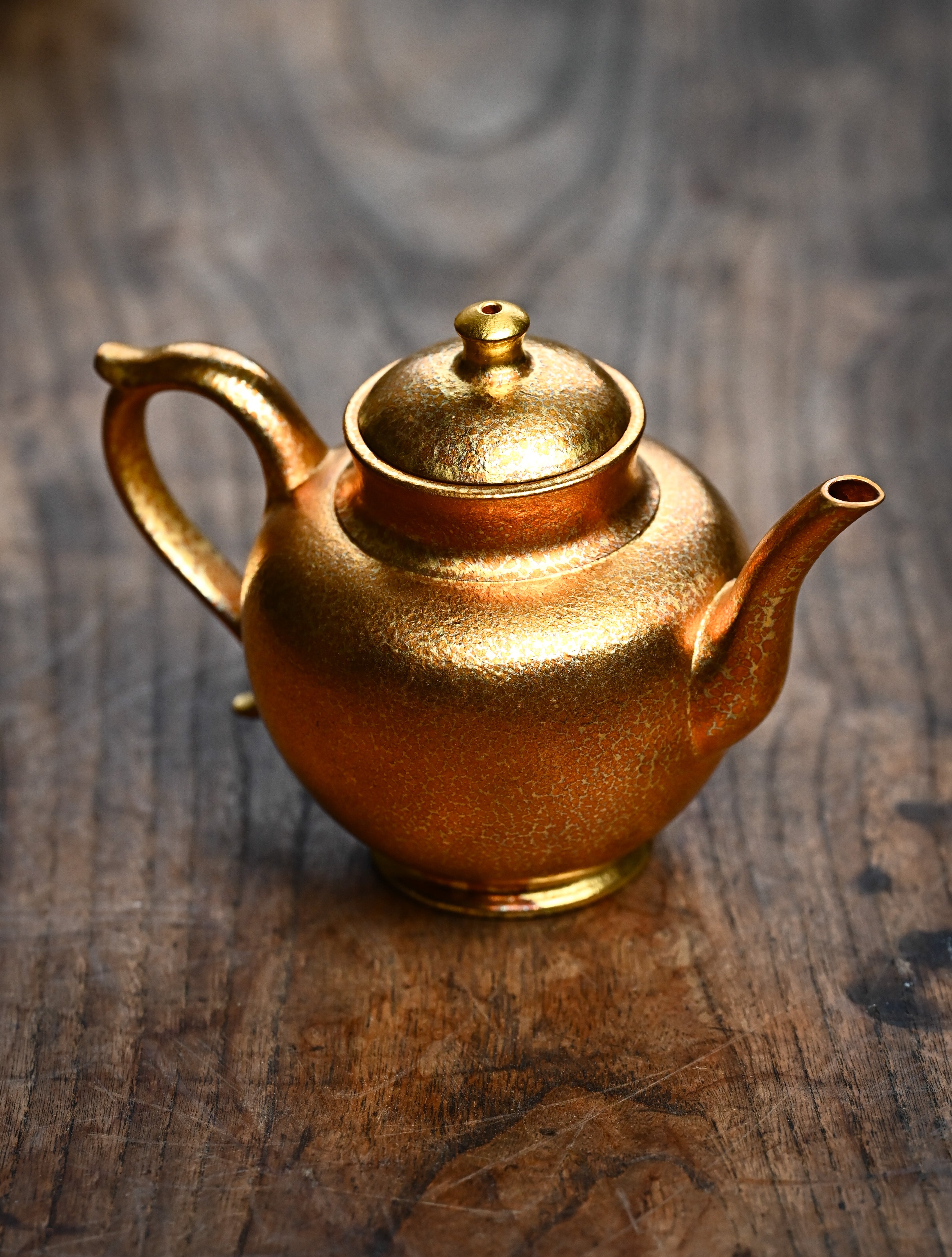 YANYOO handmade Yixing teapot featuring Feather-Plume firing technique, Flask gold, lifestyle right side.