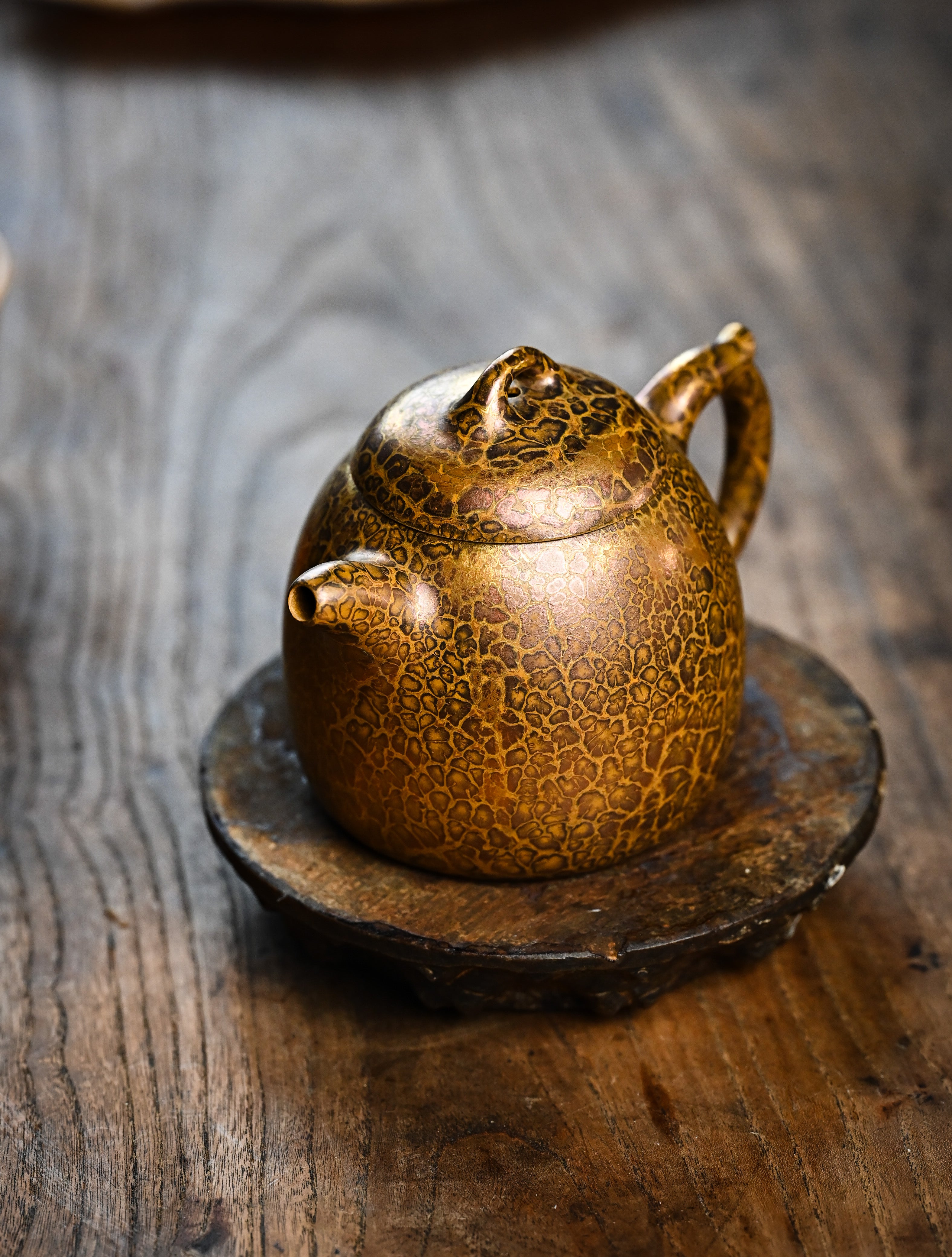YANYOO handmade Yixing teapot featuring Feather-Plume firing technique, Qin Quan, lifestyle left side.