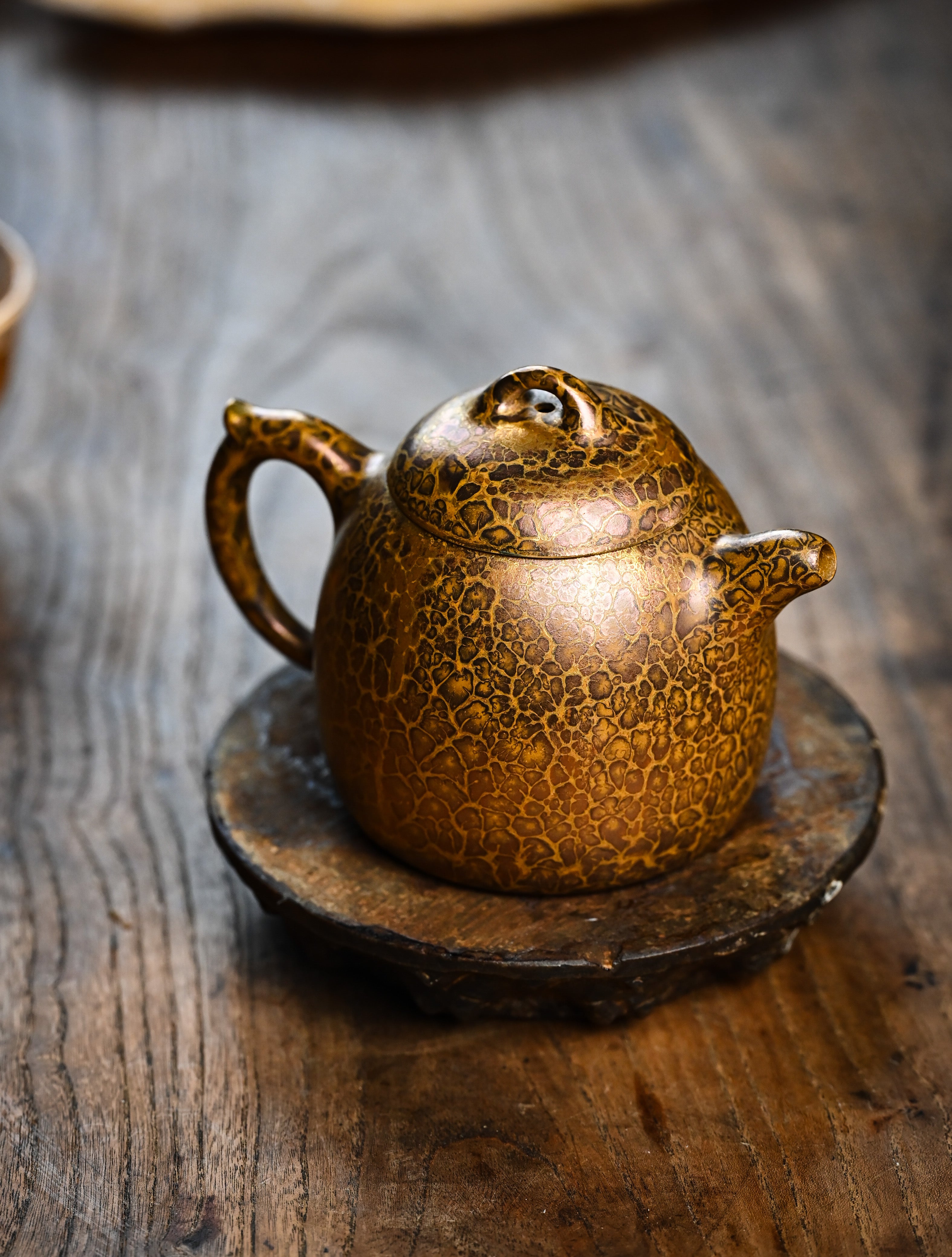 YANYOO handmade Yixing teapot featuring Feather-Plume firing technique, Qin Quan, lifestyle right side.
