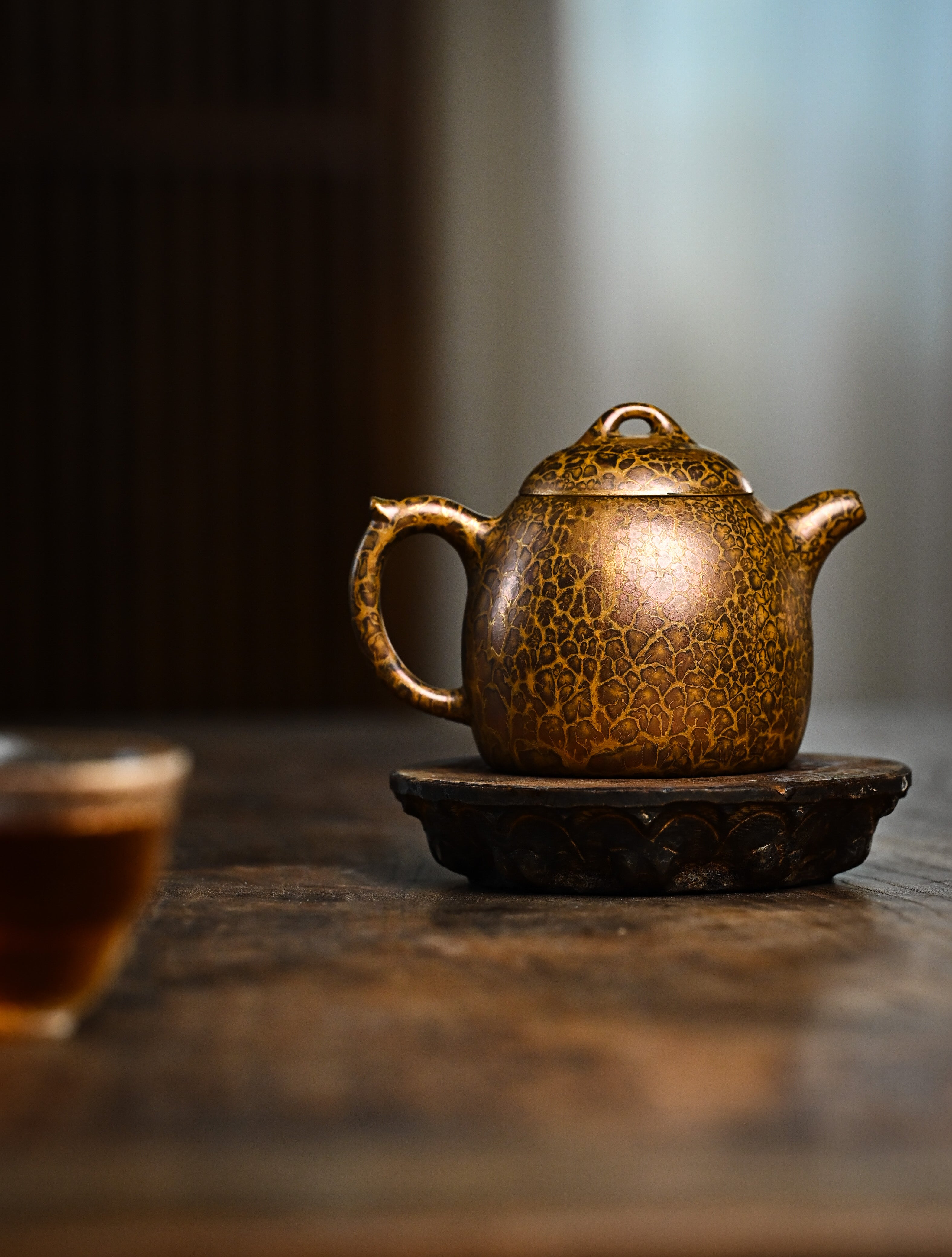 YANYOO handmade Yixing teapot featuring Feather-Plume firing technique, Qin Quan, lifestyle wide-angle right side.