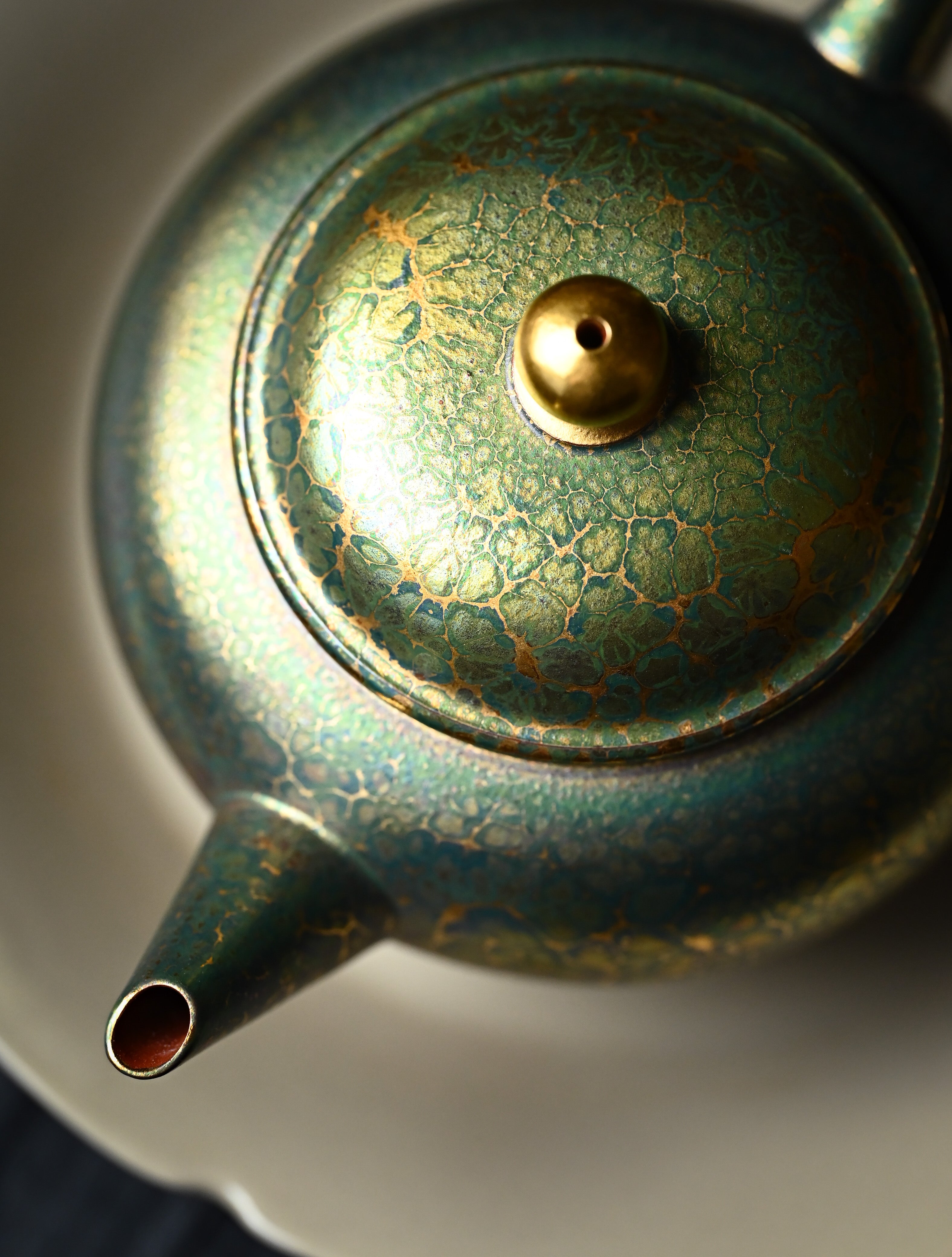 YANYOO handmade Yixing teapot featuring Feather-Plume firing technique, Shui Ping, lifestyle detail.