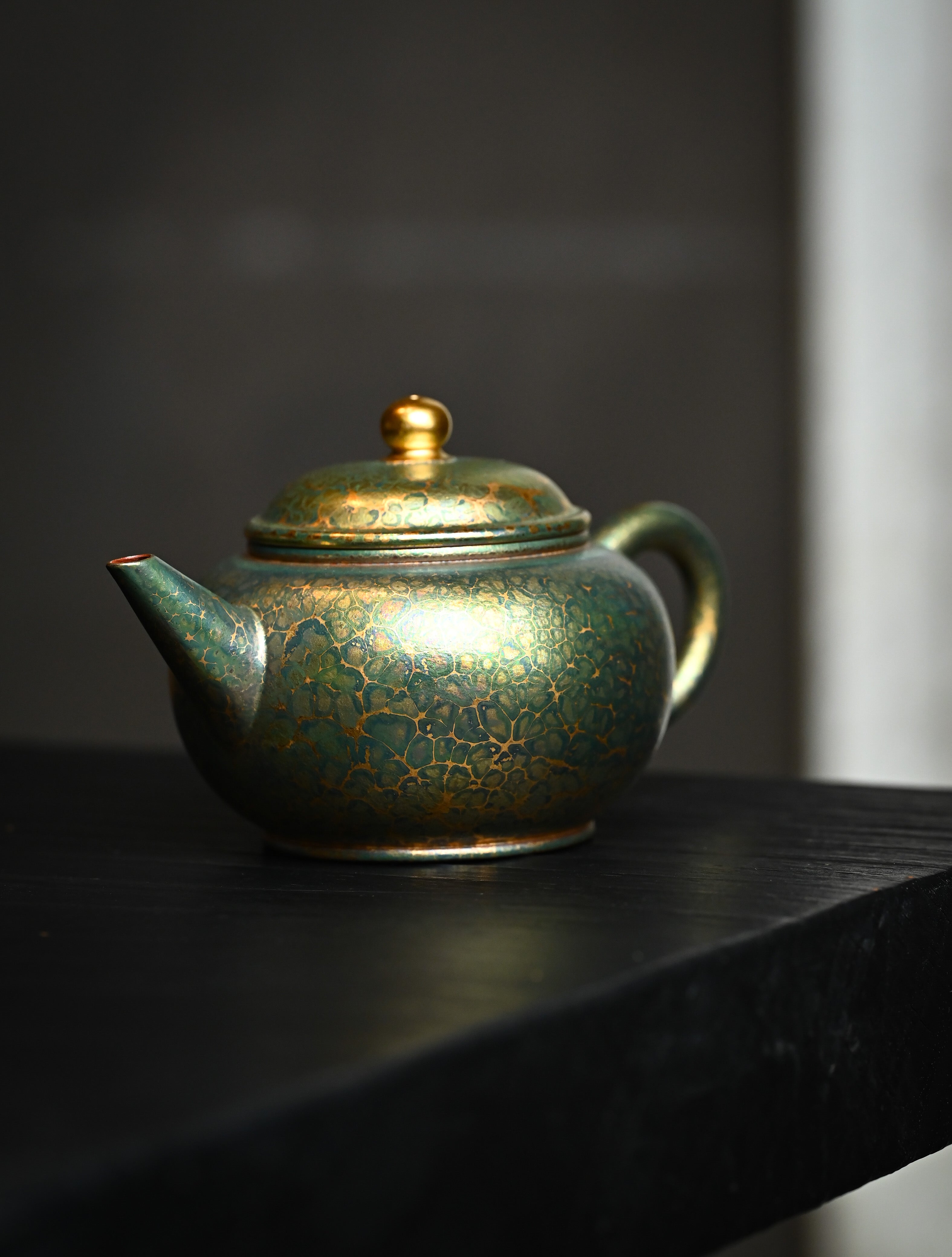 YANYOO handmade Yixing teapot featuring Feather-Plume firing technique, Shui Ping, lifestyle front side.