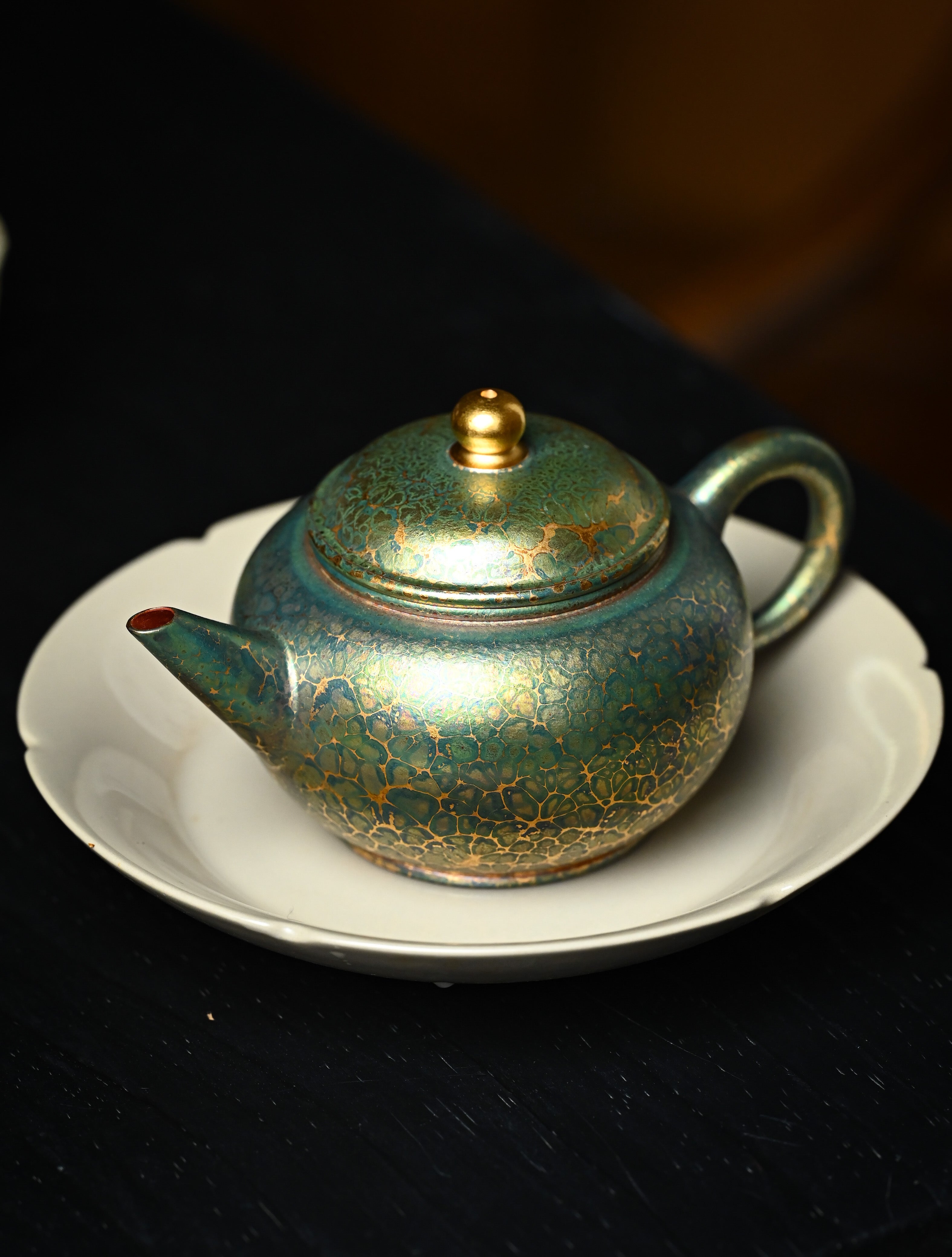 YANYOO handmade Yixing teapot featuring Feather-Plume firing technique, Shui Ping, lifestyle left side.