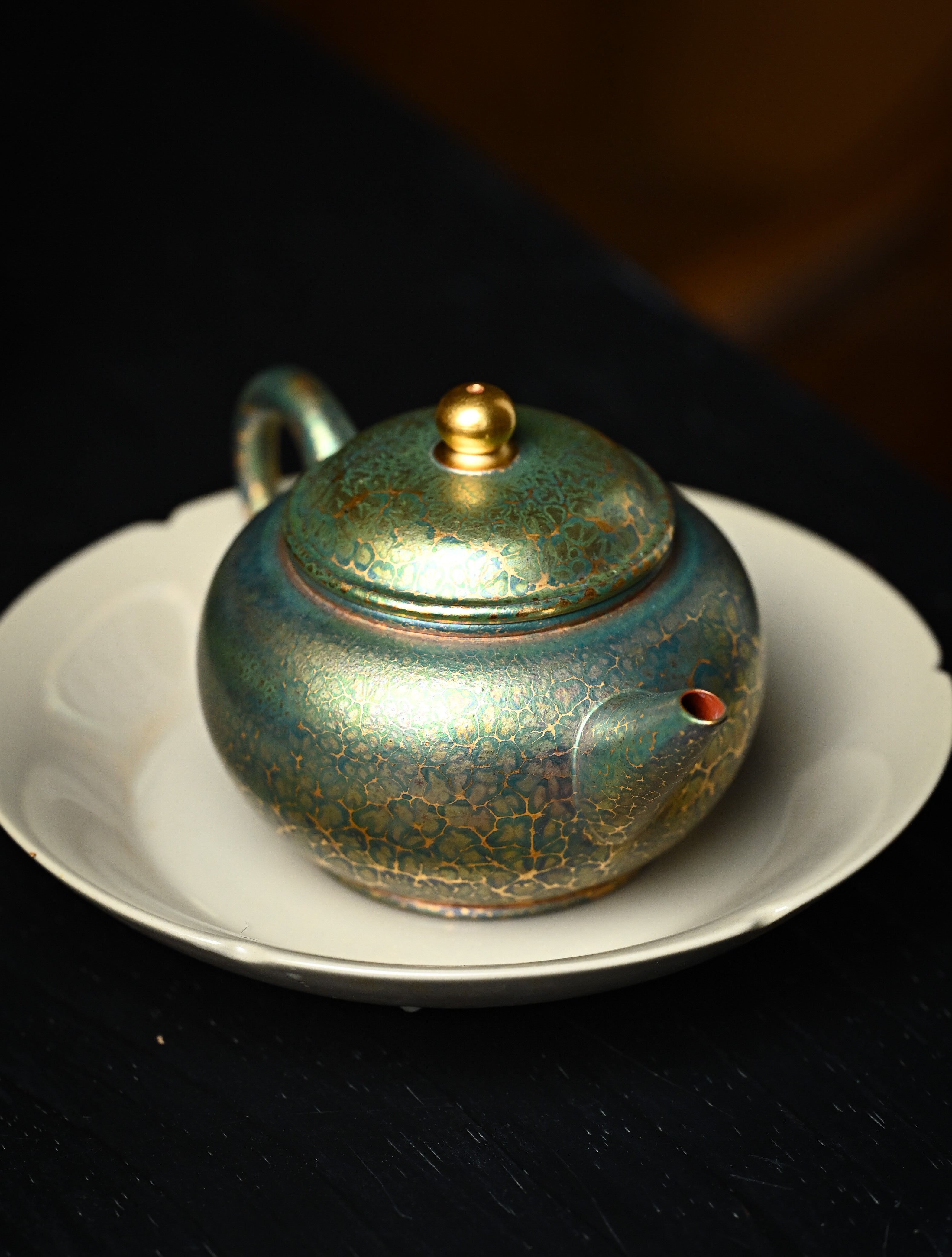 YANYOO handmade Yixing teapot featuring Feather-Plume firing technique, Shui Ping, lifestyle right side.