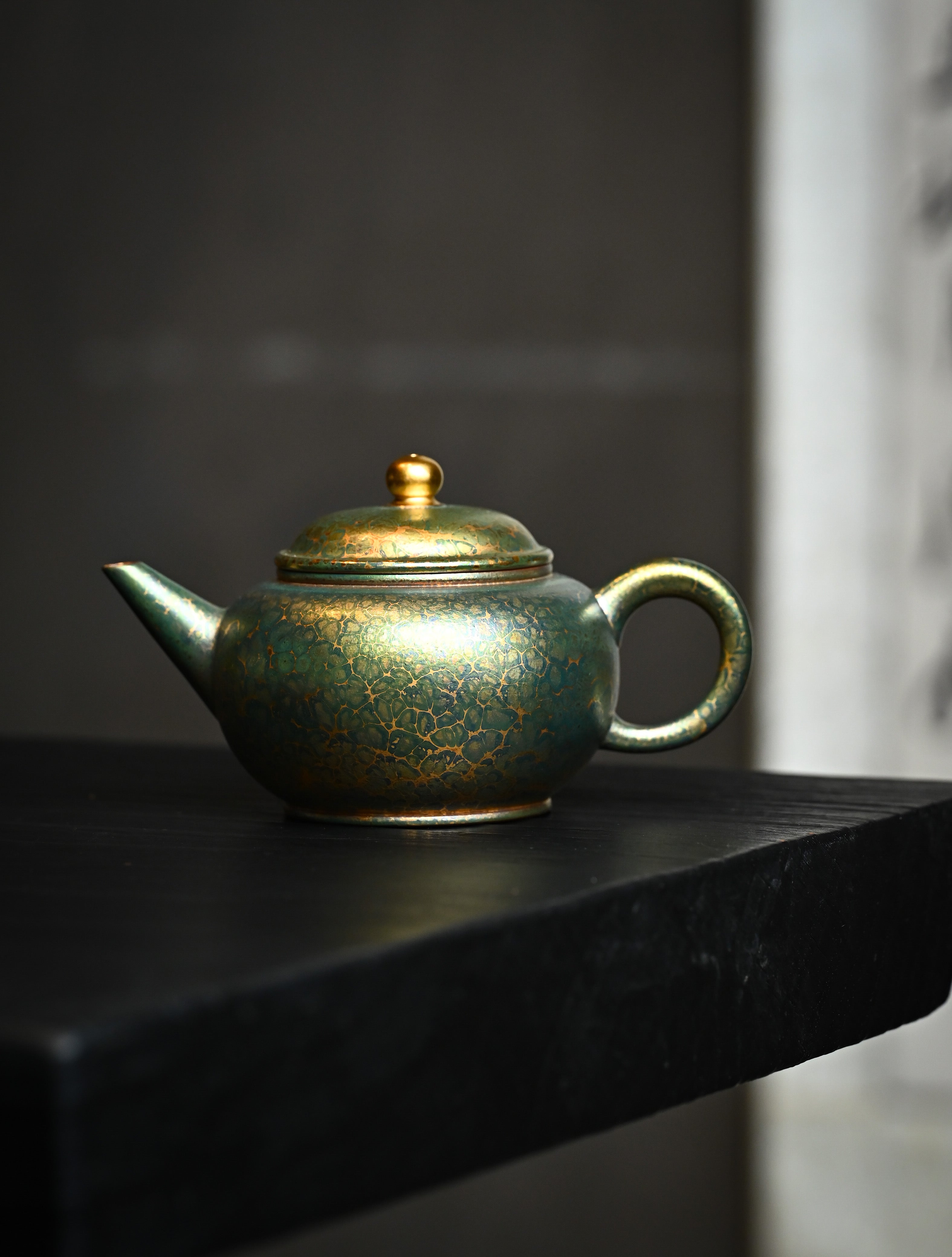 YANYOO handmade Yixing teapot featuring Feather-Plume firing technique, Shui Ping, lifestyle wide-angle left side.