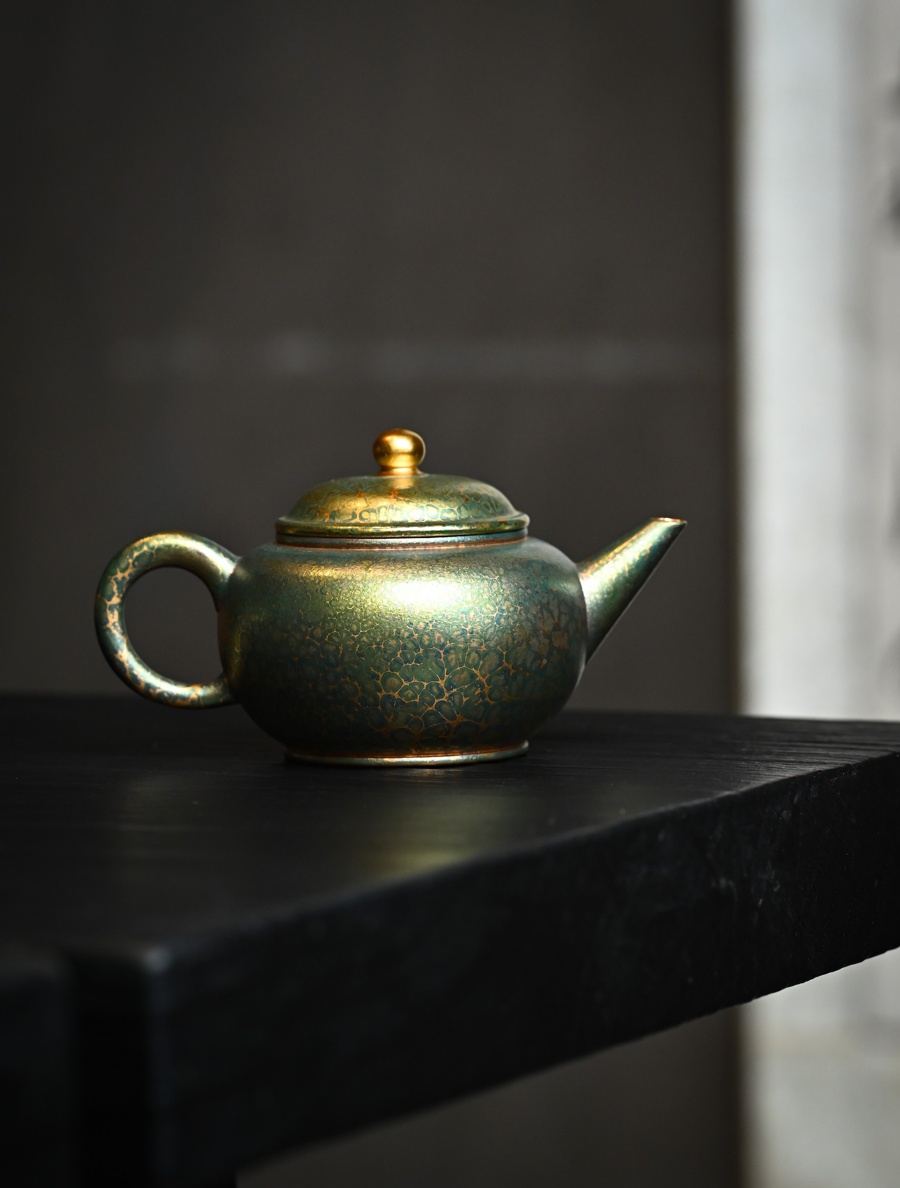 YANYOO handmade Yixing teapot featuring Feather-Plume firing technique, Shui Ping, lifestyle wide-angle right side.