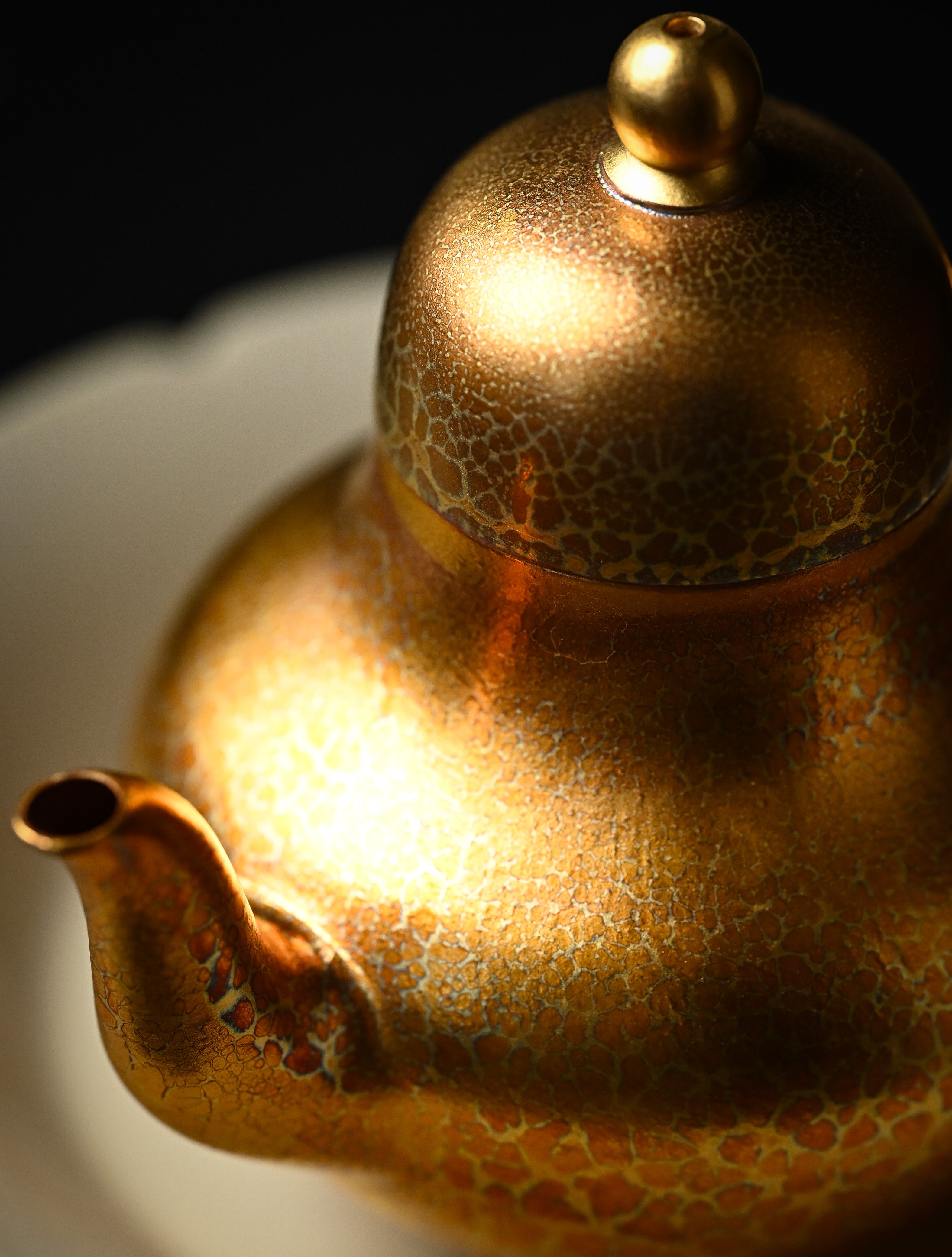 YANYOO handmade Yixing teapot featuring Feather-Plume firing technique, Si Ting gold, lifestyle detail.