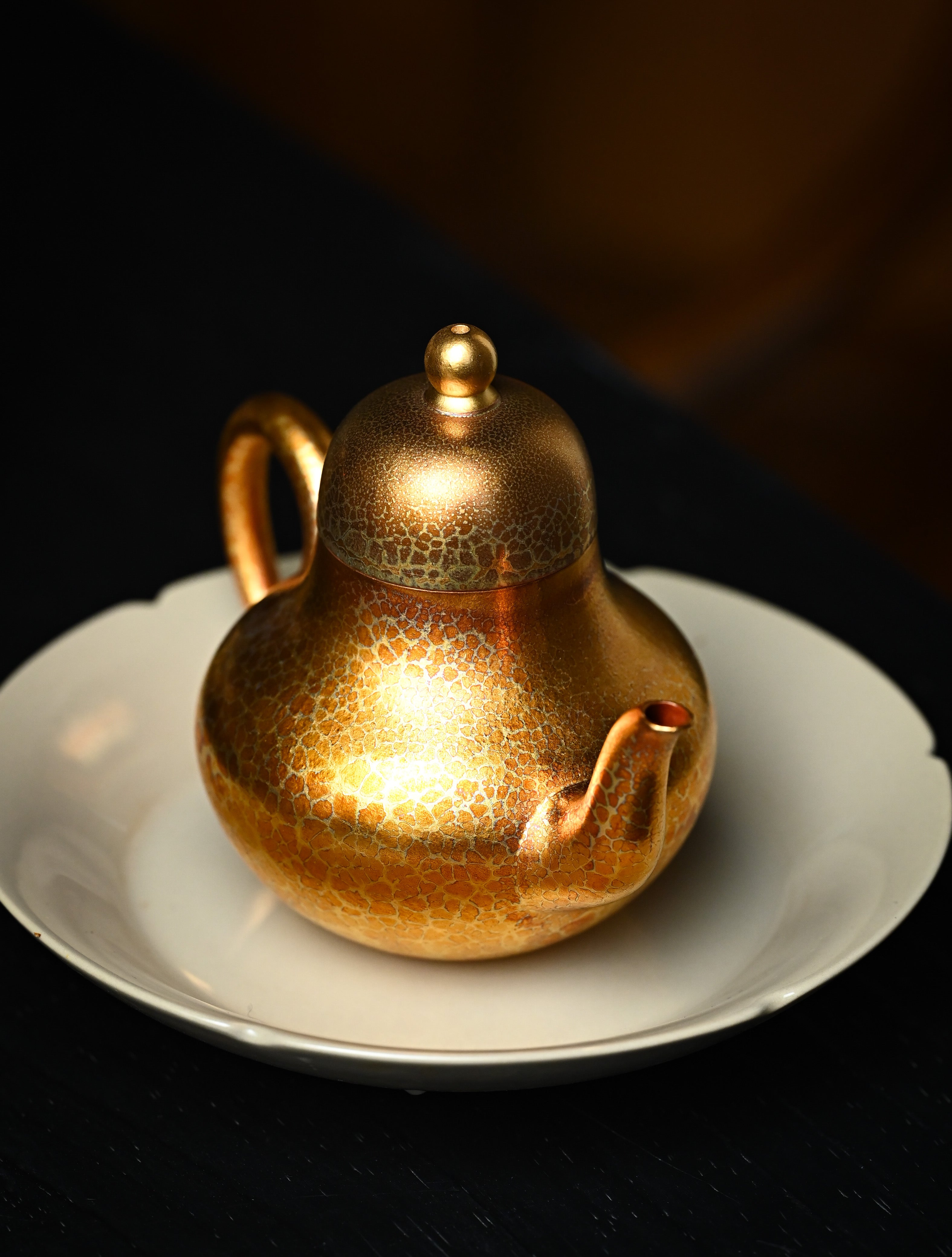 YANYOO handmade Yixing teapot featuring Feather-Plume firing technique, Si Ting gold, lifestyle right side.
