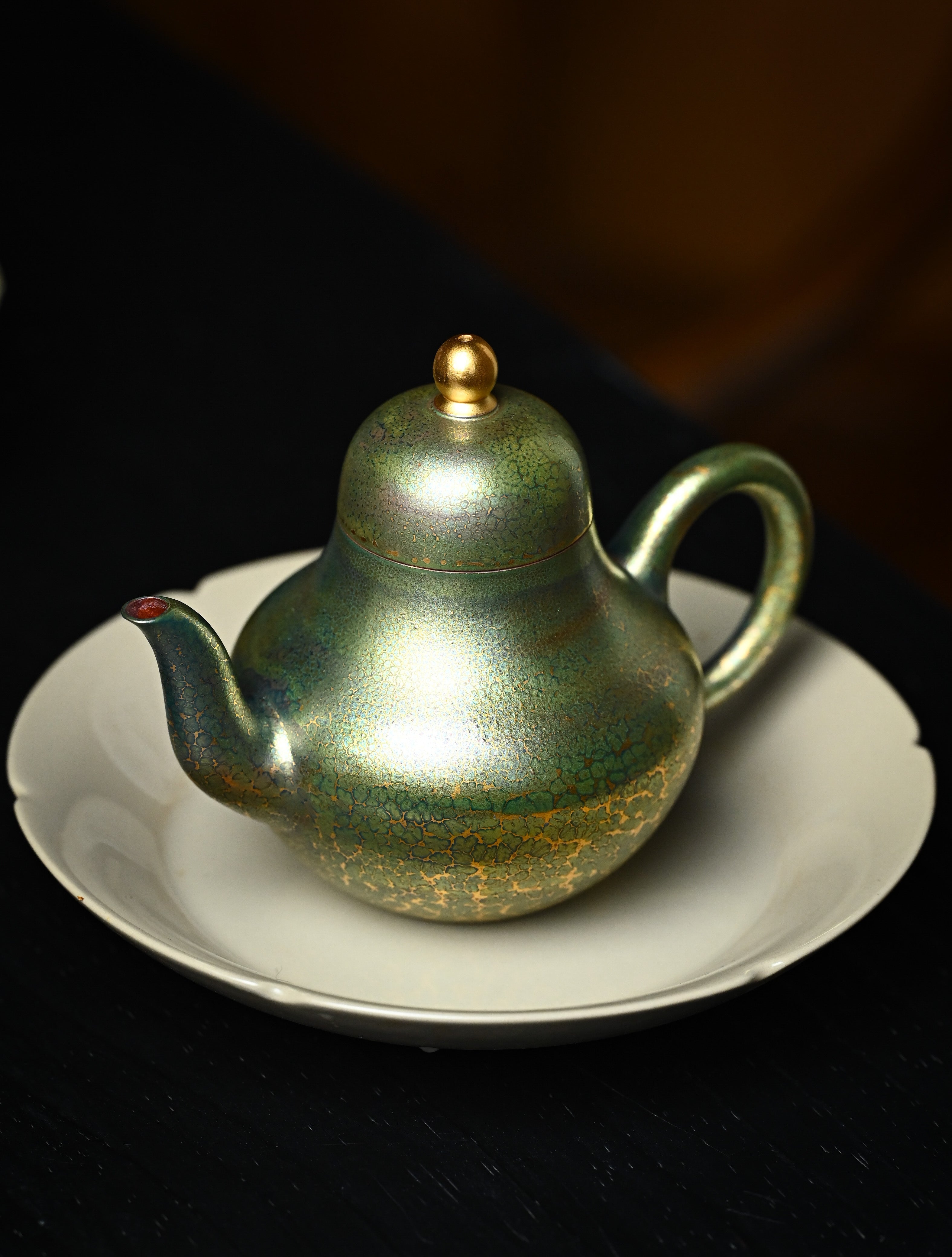 YANYOO handmade Yixing teapot featuring Feather-Plume firing technique, Si Ting matcha gold, lifestyle left side.