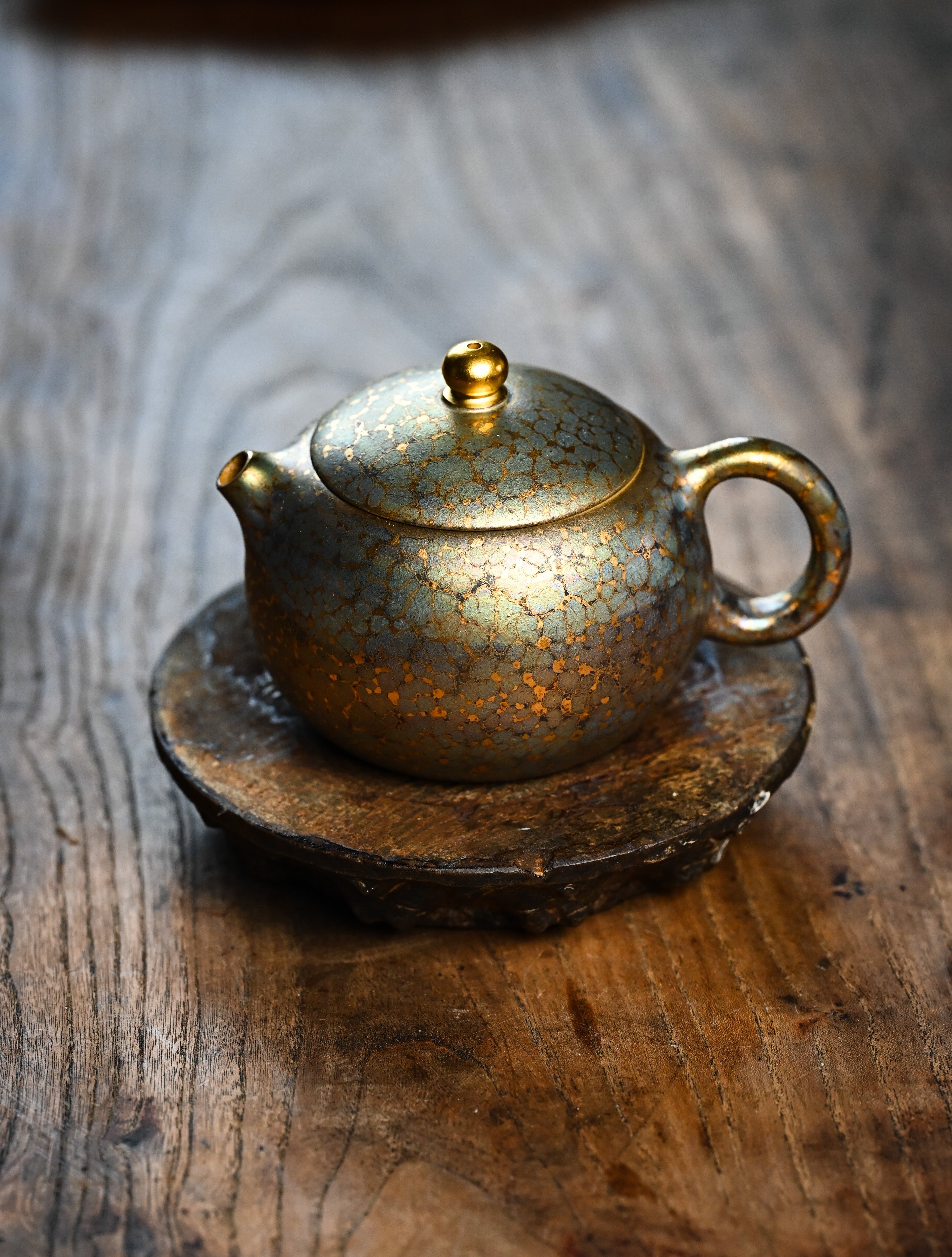 YANYOO handmade Yixing teapot featuring Feather-Plume firing technique, Xi Shi, lifestyle front side.
