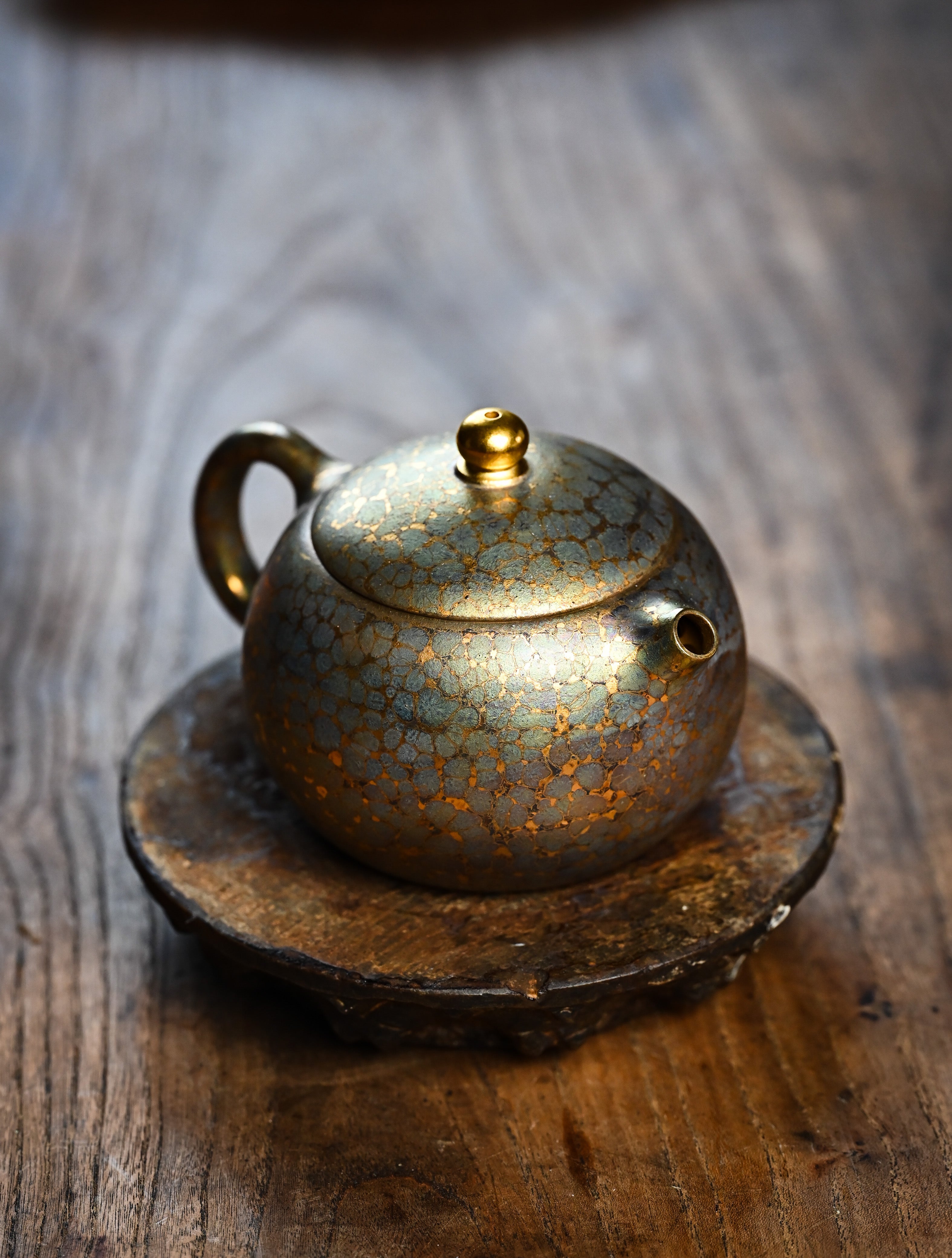 YANYOO handmade Yixing teapot featuring Feather-Plume firing technique, Xi Shi, lifestyle right side.