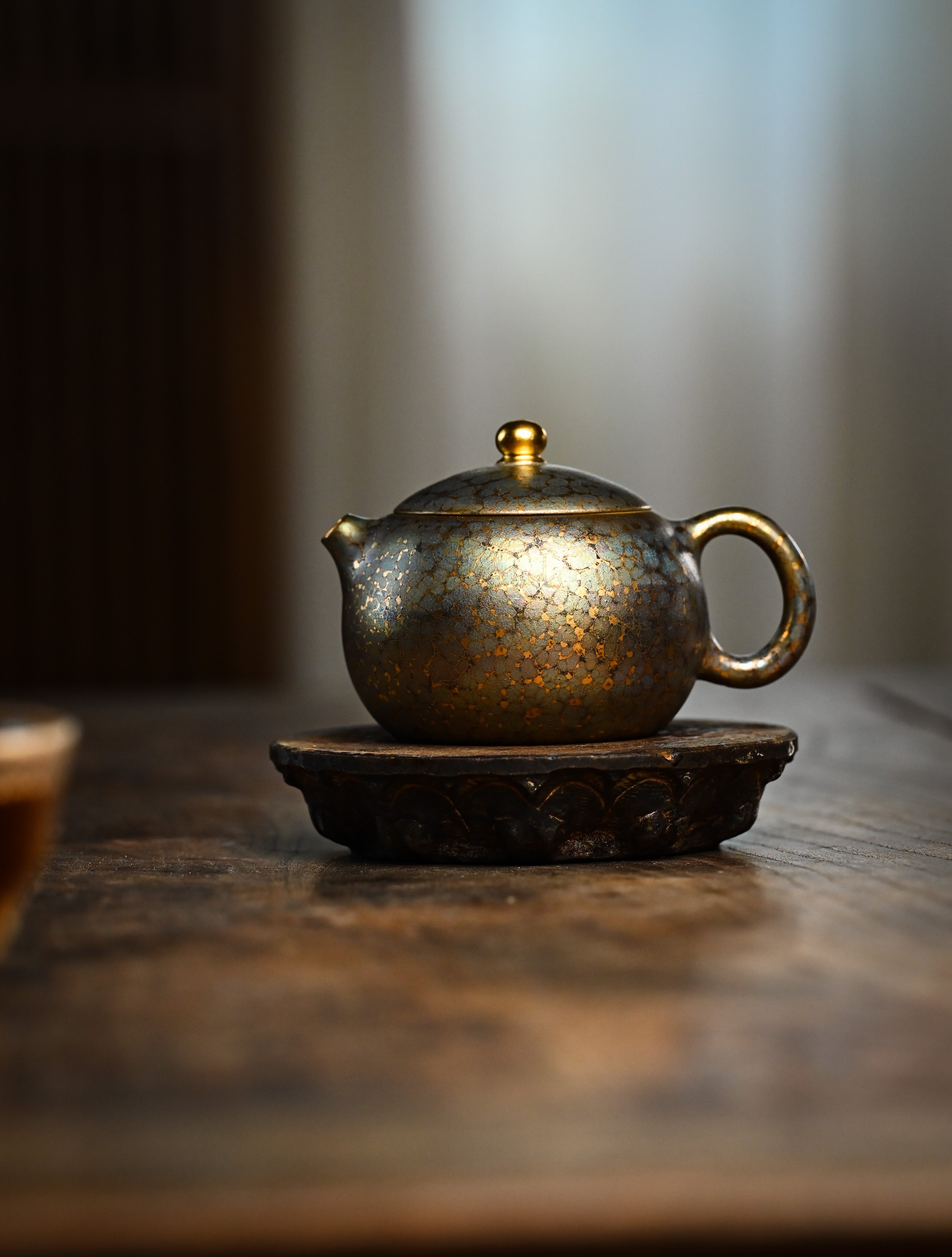 YANYOO handmade Yixing teapot featuring Feather-Plume firing technique, Xi Shi, lifestyle wide-angle left side.