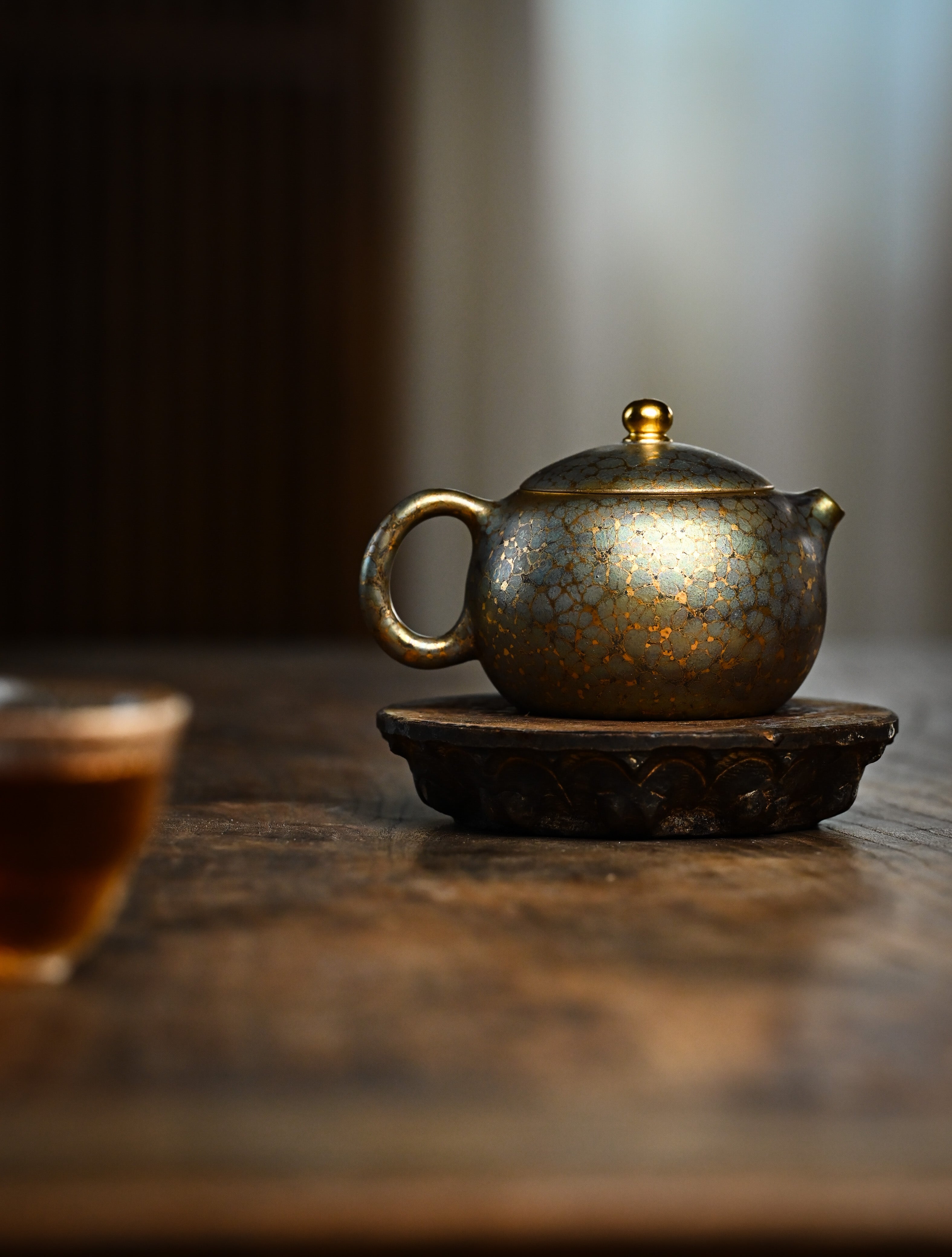 YANYOO handmade Yixing teapot featuring Feather-Plume firing technique, Xi Shi, lifestyle wide-angle right side.