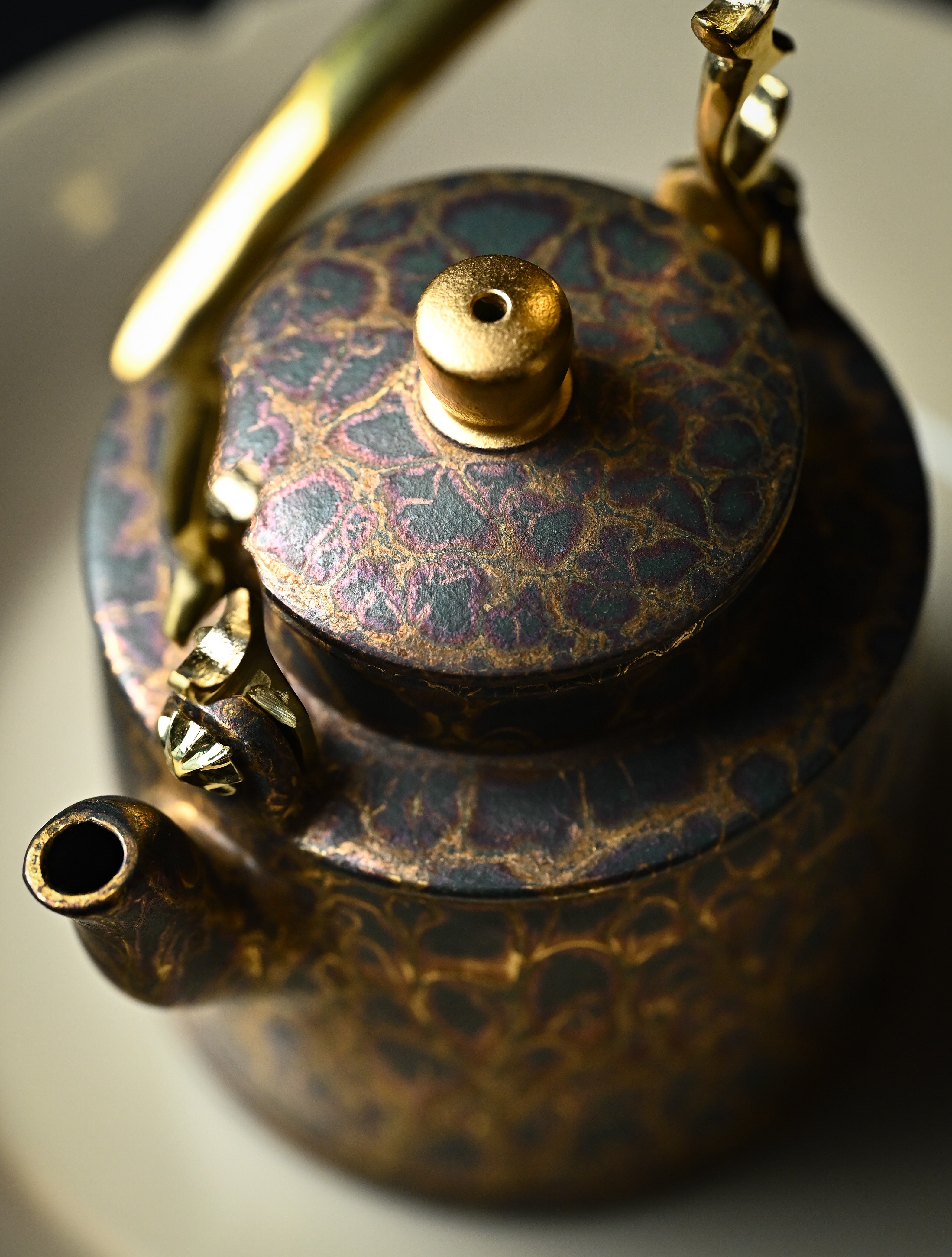 YANYOO handmade Yixing teapot featuring Feather-Plume firing technique, Yang Tong, lifestyle detail.