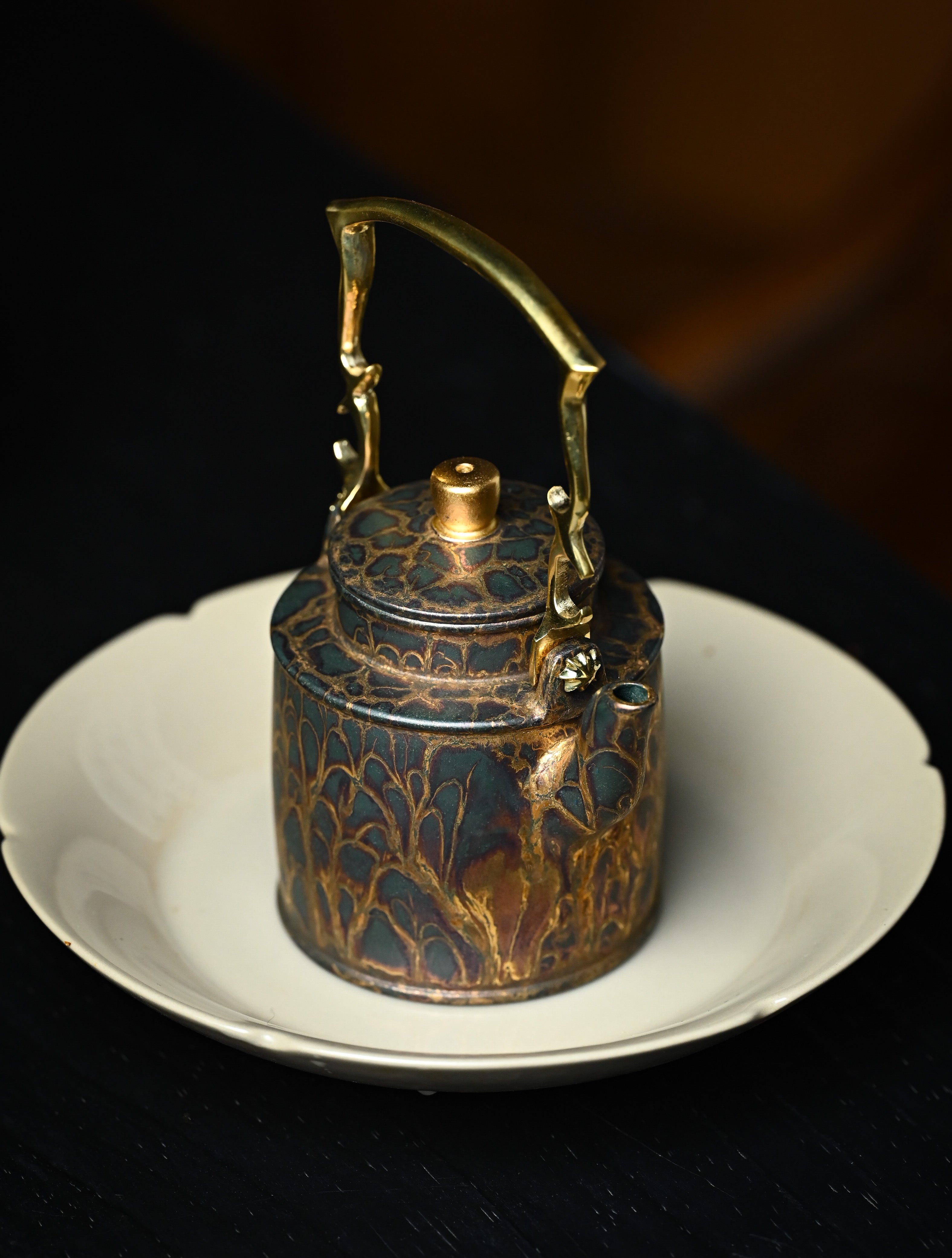 YANYOO handmade Yixing teapot featuring Feather-Plume firing technique, Yang Tong, lifestyle right side.