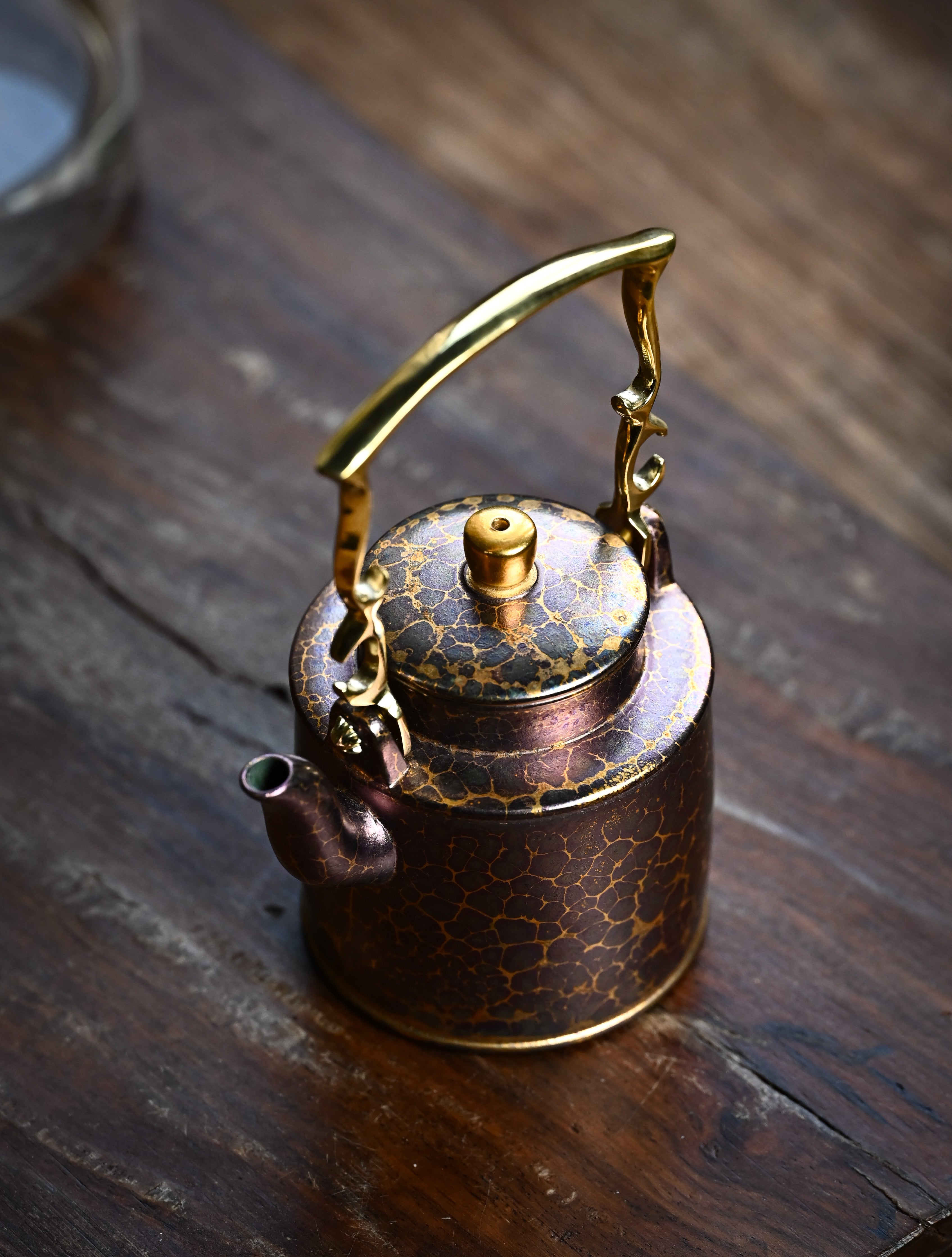 YANYOO handmade Yixing teapot featuring Feather-Plume firing technique, Yang Tong, purple gold, lifestyle left side.