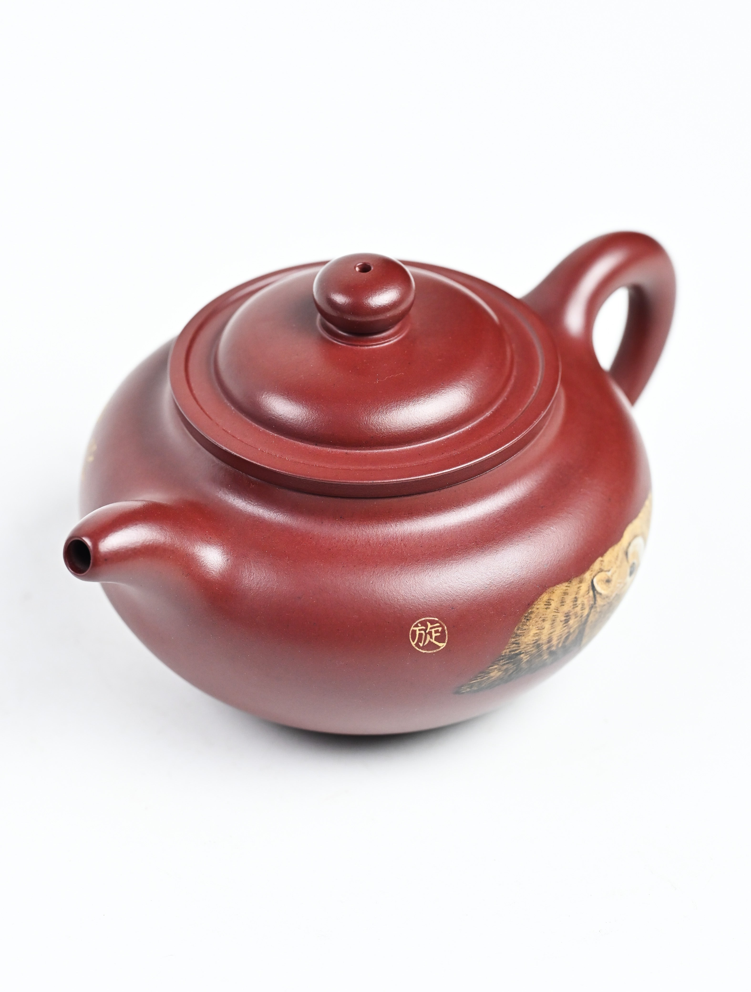 YANYOO handmade Yixing teapot featuring Hong Pi Long clay and embedded painting of cat by Master Xuanzi, product top side.