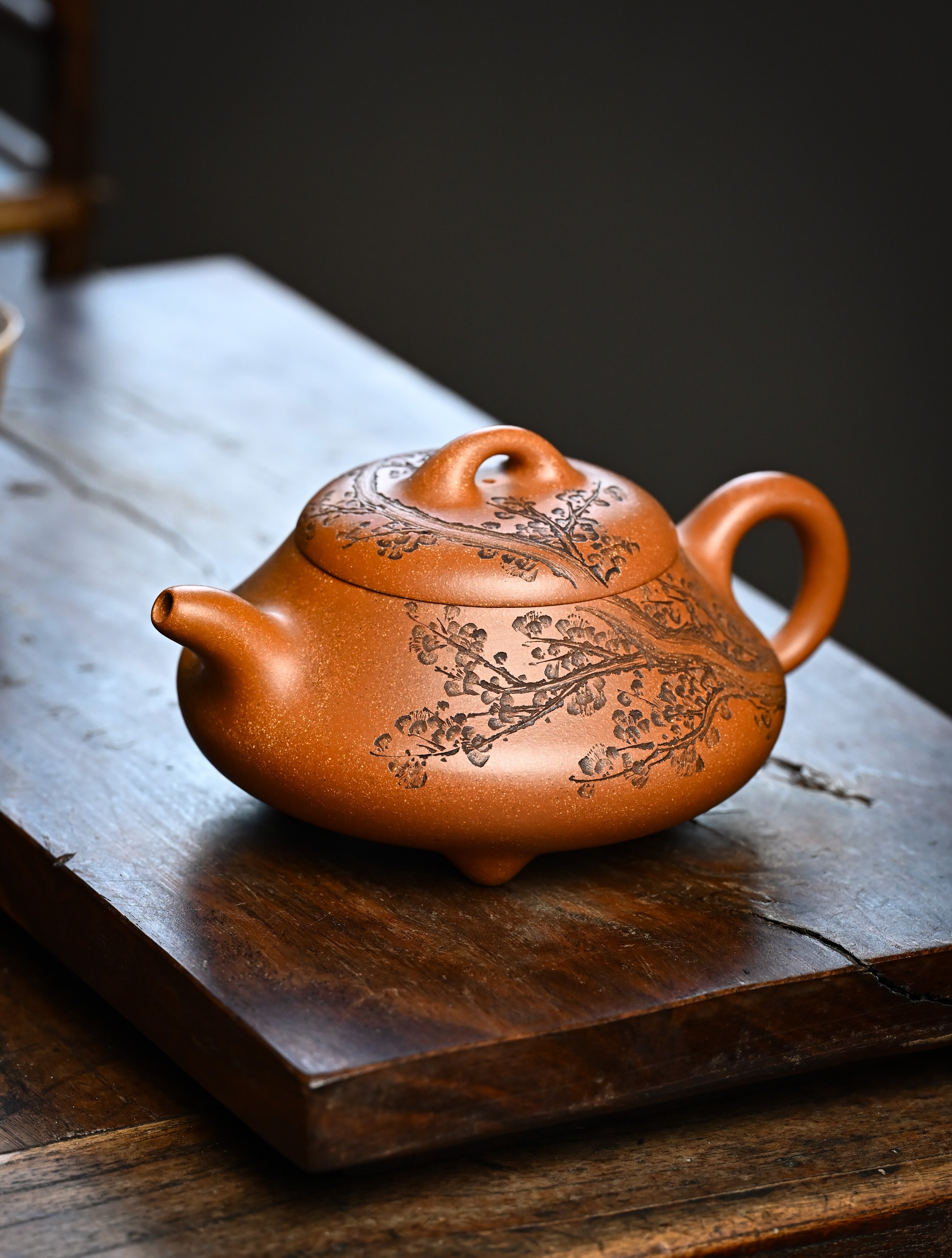 YANYOO handmade Yixing teapot featuring Yucheng Kiln Duanni clay and delicate engravings, Han Tang Shi Piao, lifestyle left side.